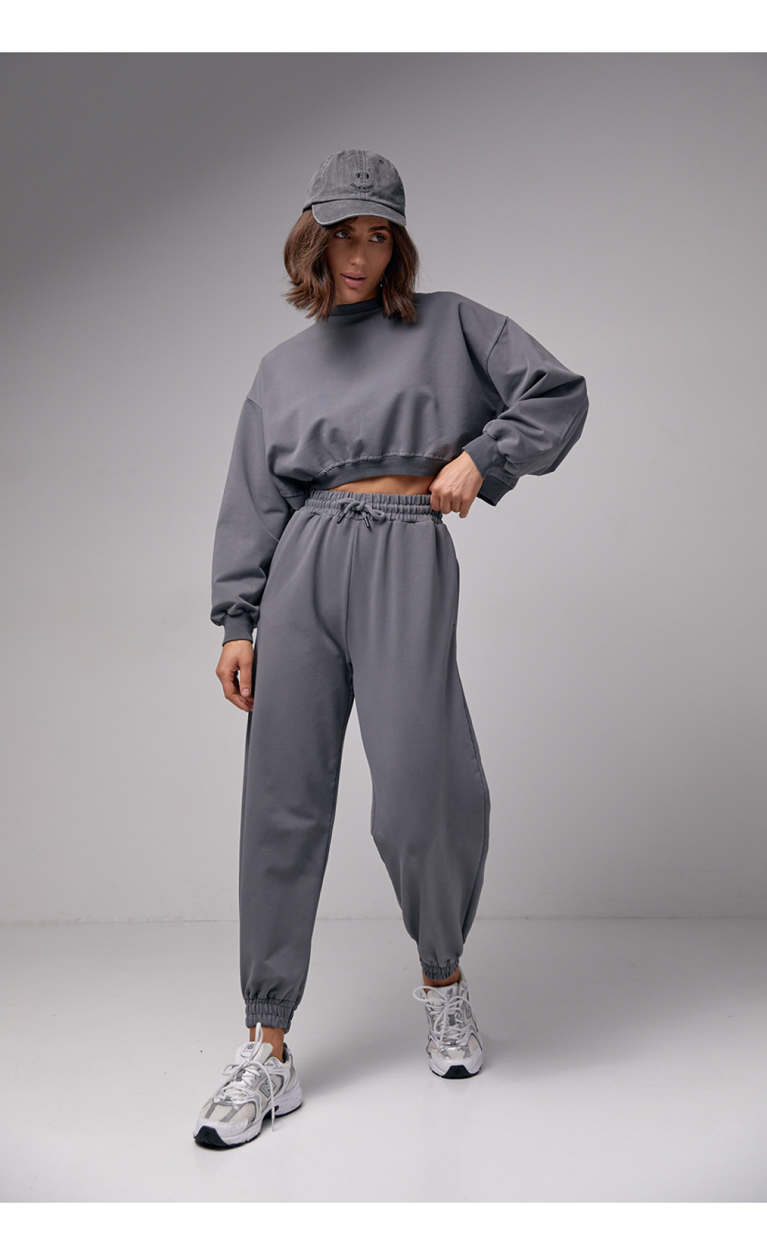 Жіночий спортивний костюм з укороченим світшотом та джогерами  темносірий колір