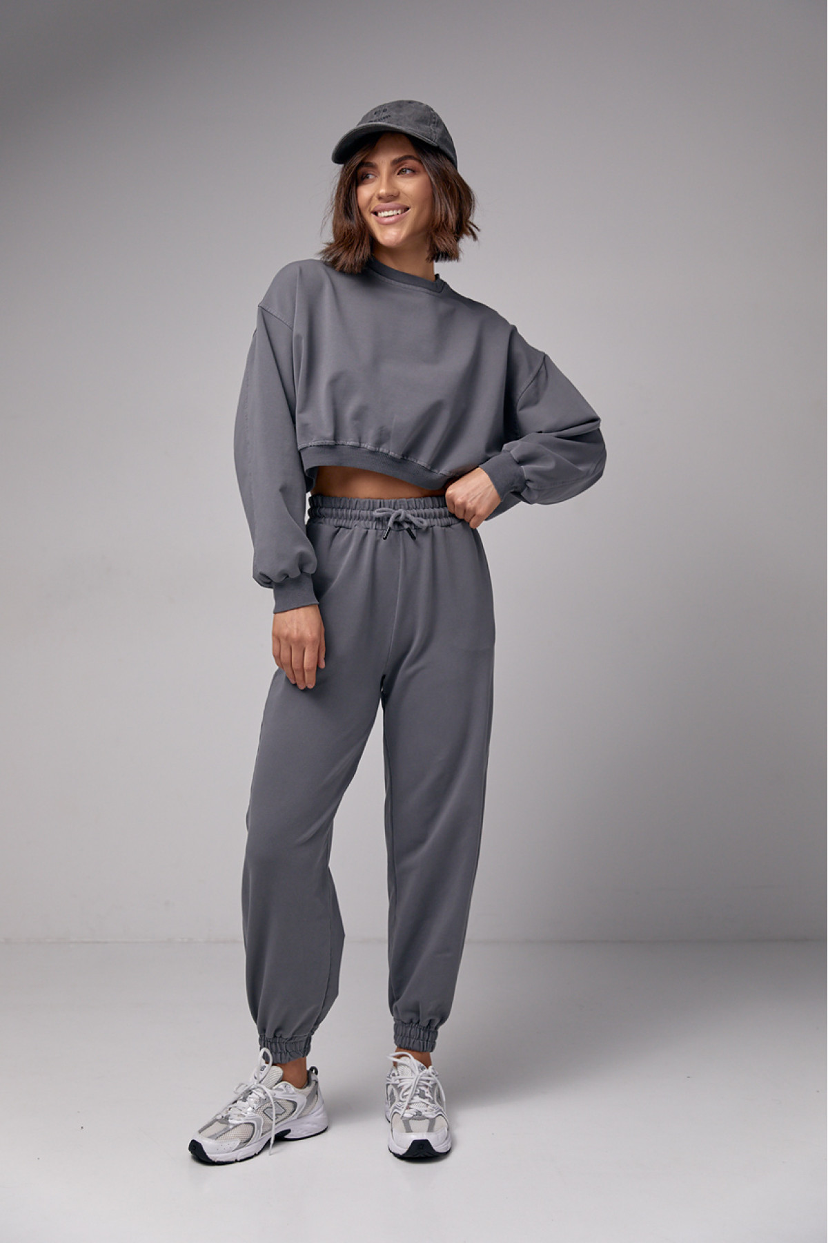 Жіночий спортивний костюм з укороченим світшотом та джогерами  темносірий колір