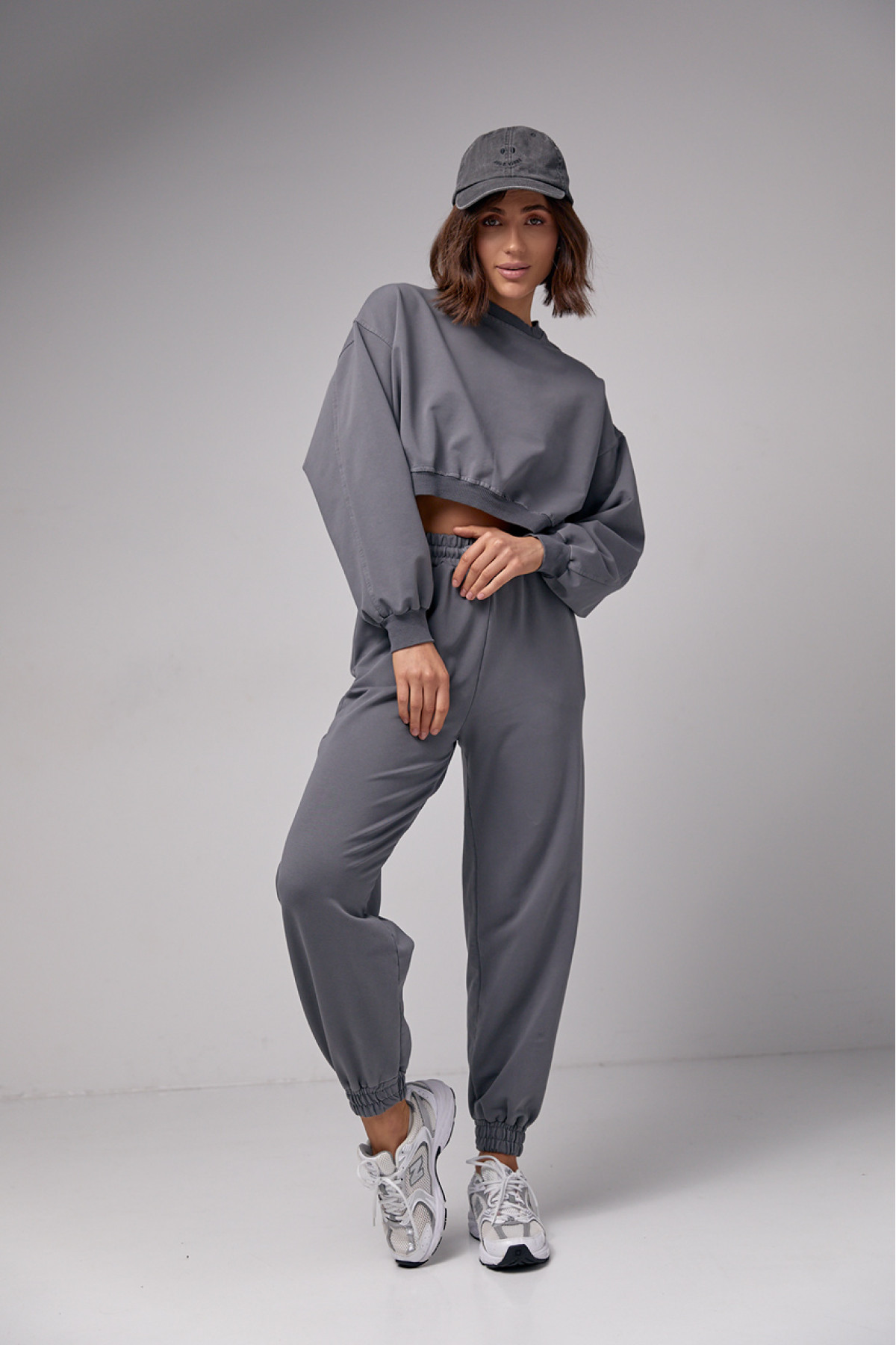 Жіночий спортивний костюм з укороченим світшотом та джогерами  темносірий колір