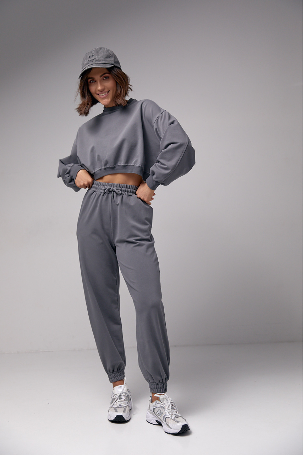 Жіночий спортивний костюм з укороченим світшотом та джогерами  темносірий колір