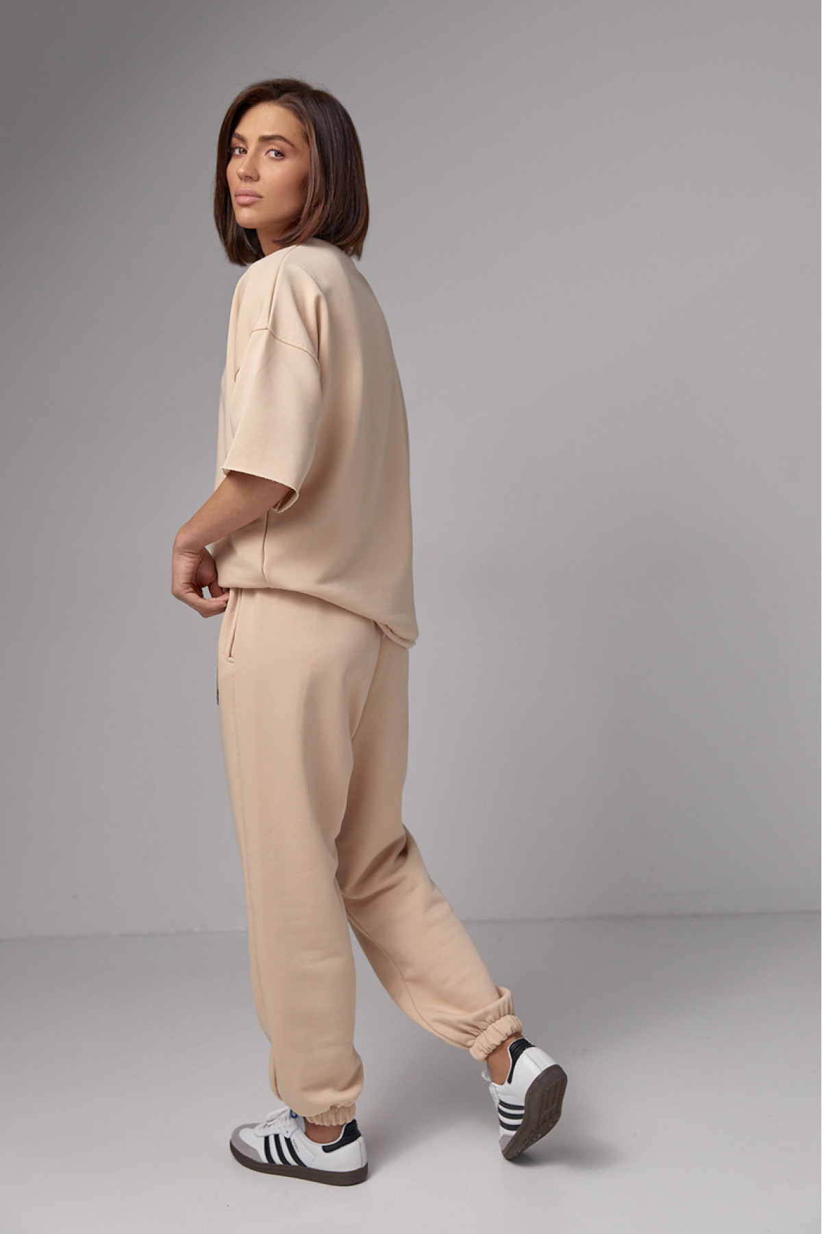 Жіночий спортивний костюм з вишивкою LA  кремовий колір