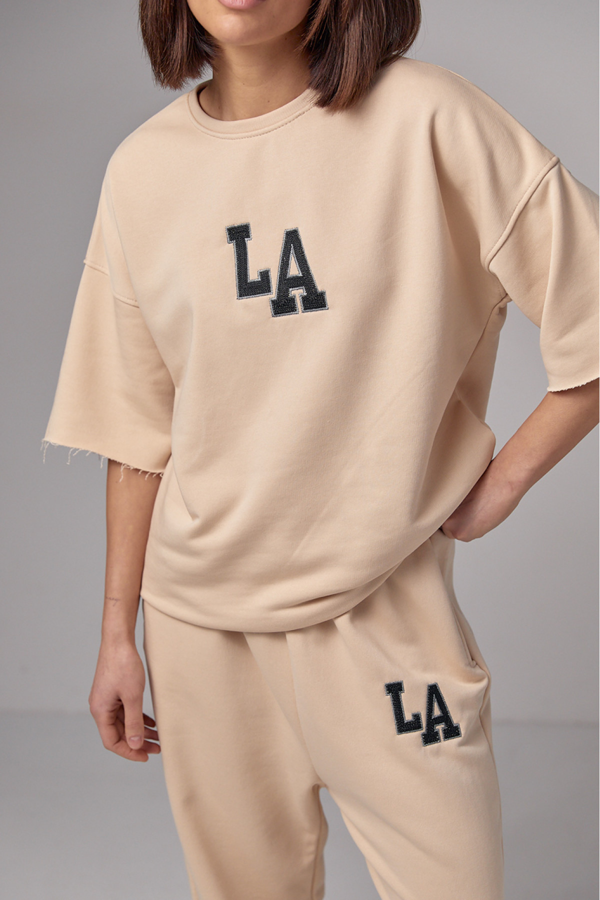 Жіночий спортивний костюм з вишивкою LA  кремовий колір