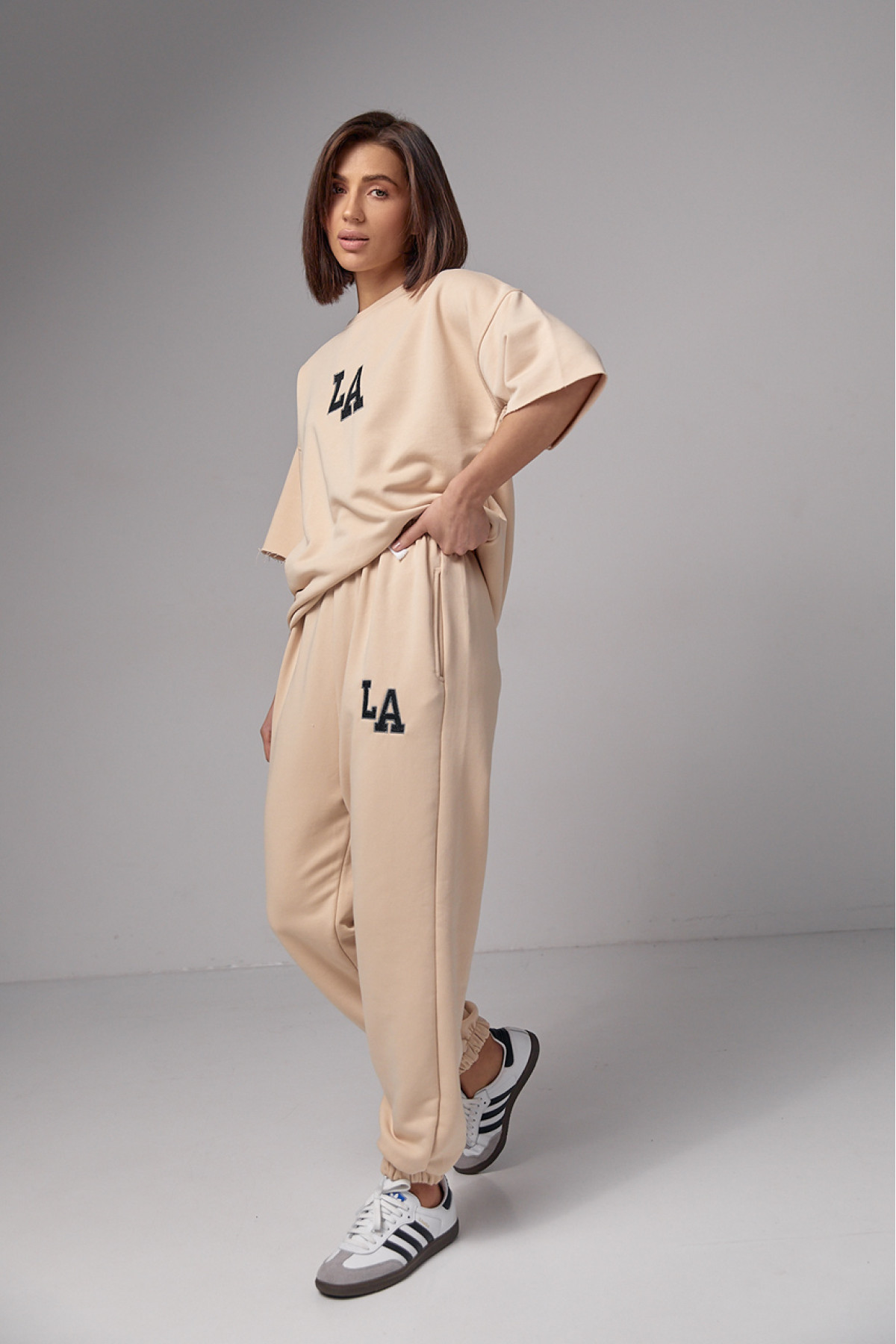 Жіночий спортивний костюм з вишивкою LA  кремовий колір