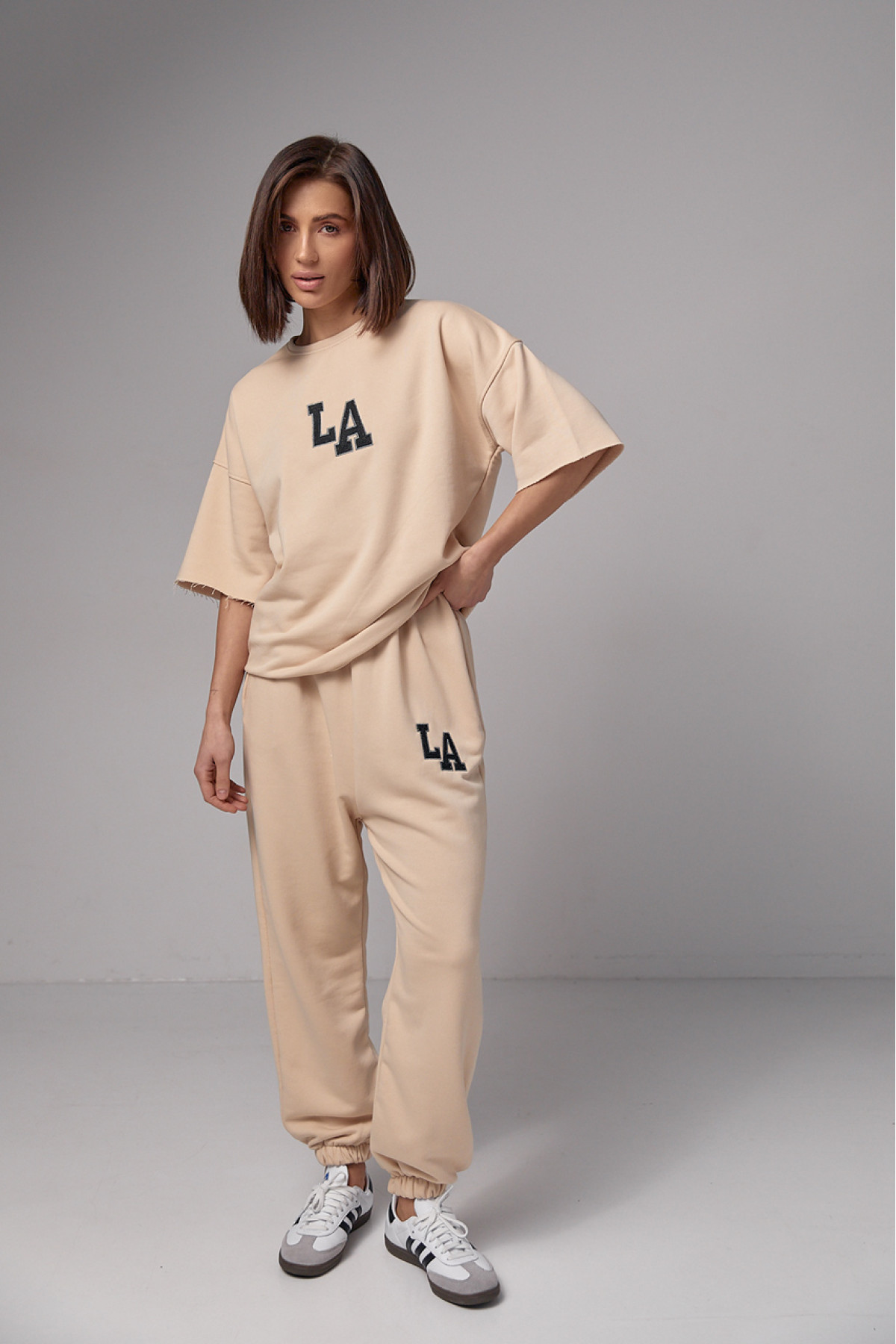 Жіночий спортивний костюм з вишивкою LA  кремовий колір