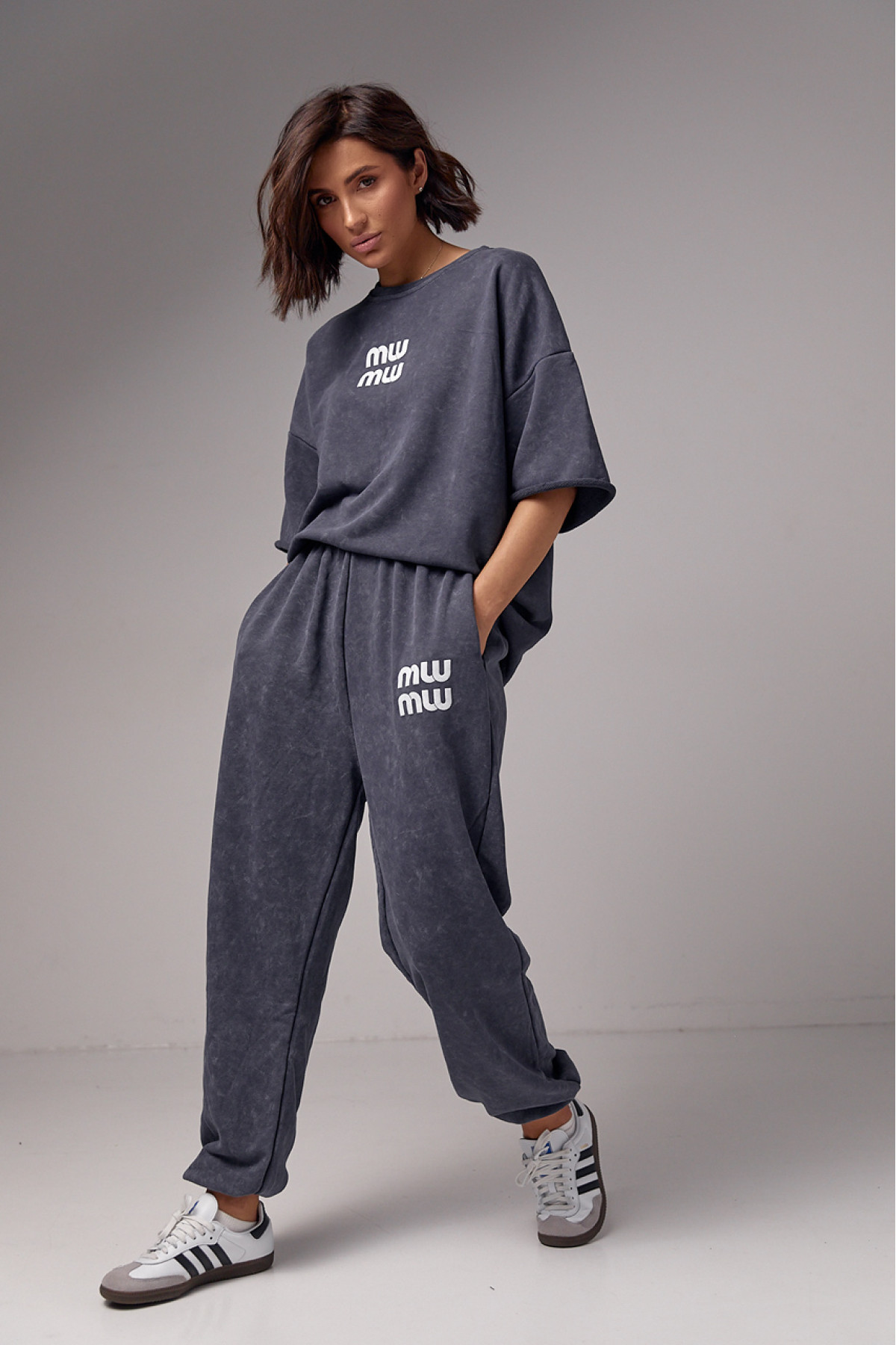 Спортивний костюм у техніці тайдай з принтом Miu Miu  темносірий колір