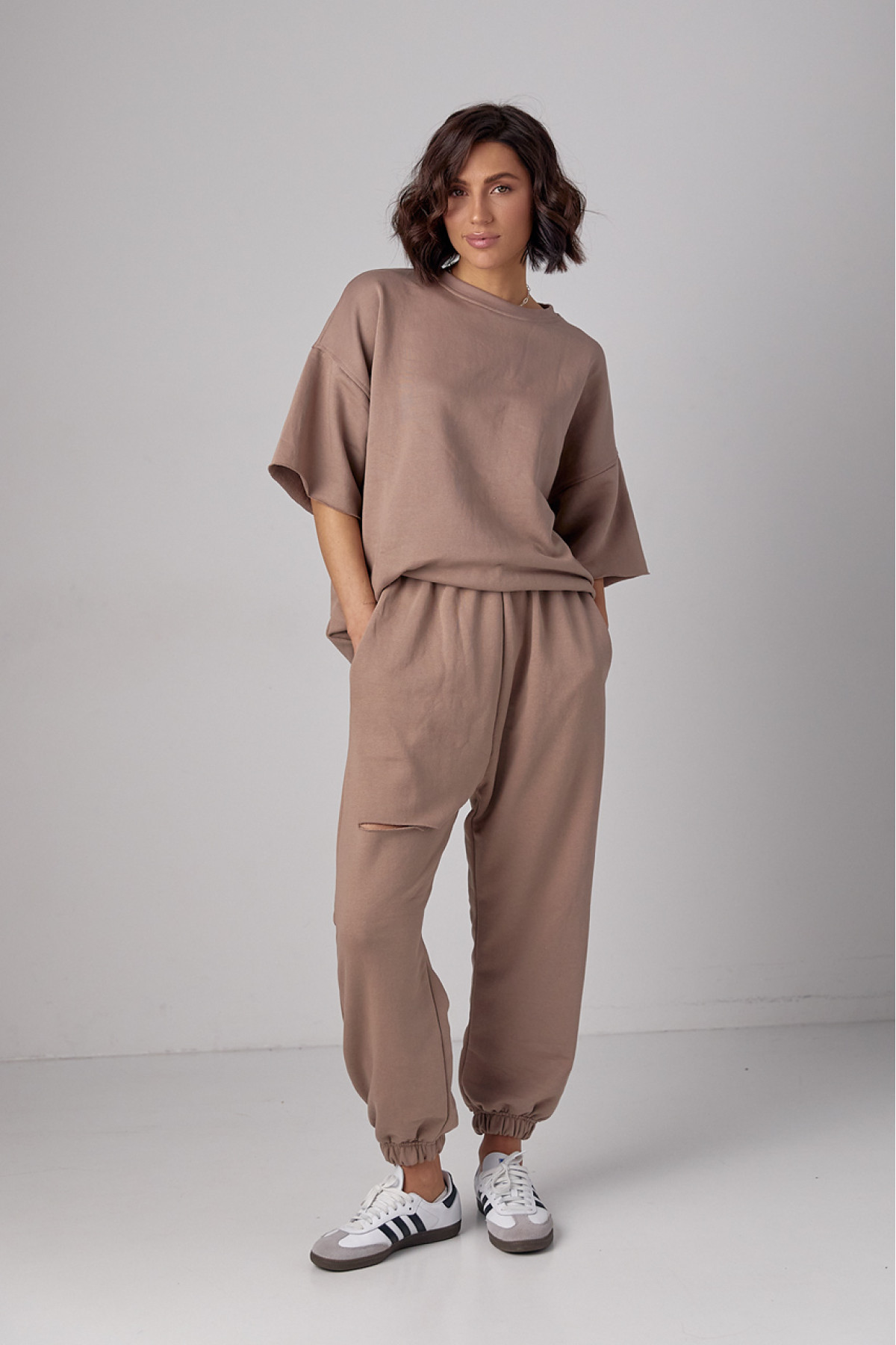 Спортивний костюм із трикотажу з прорізом на джогерах  кавовий колір