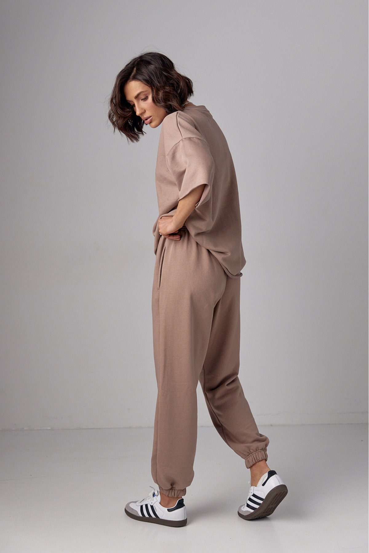 Спортивний костюм із трикотажу з прорізом на джогерах  кавовий колір