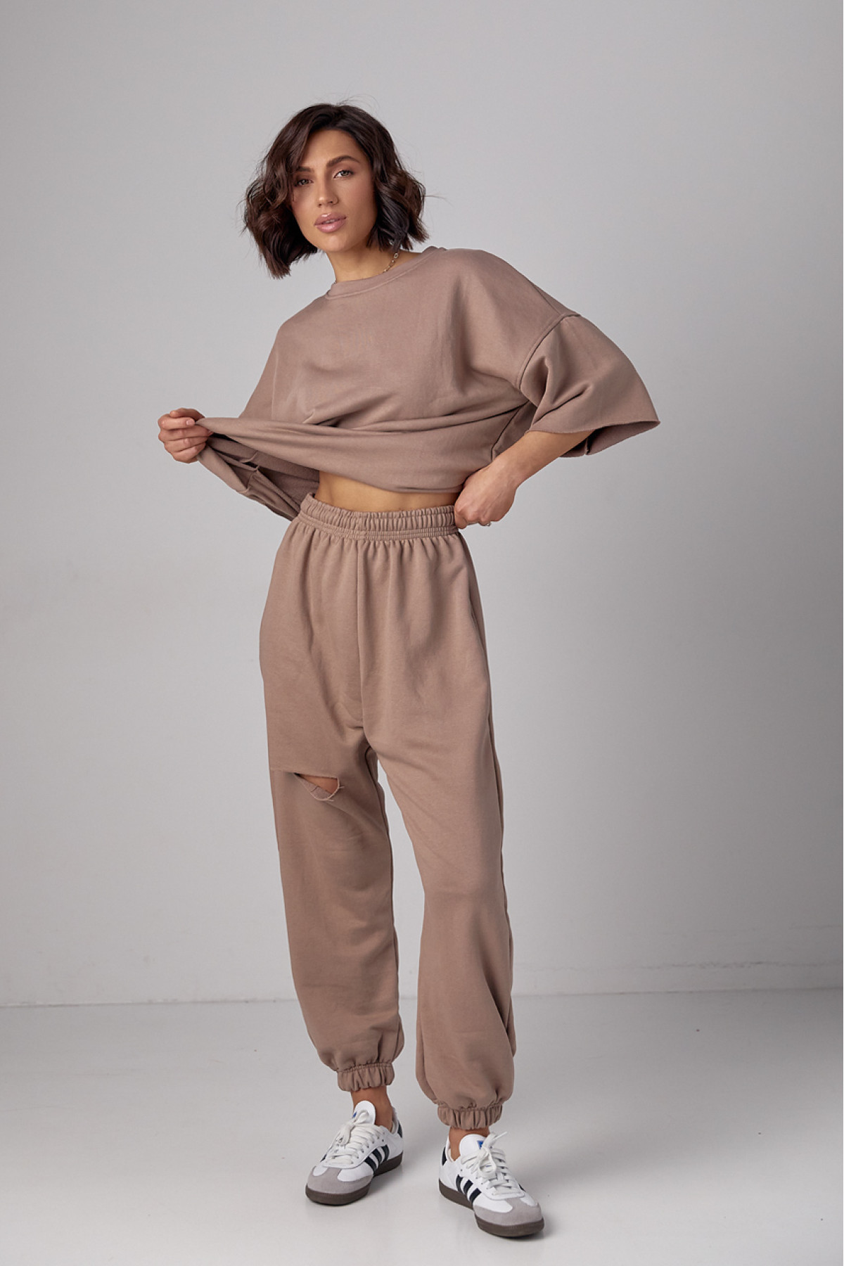 Спортивний костюм із трикотажу з прорізом на джогерах  кавовий колір