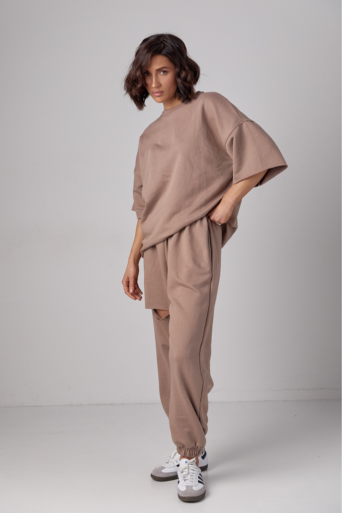 Спортивний костюм із трикотажу з прорізом на джогерах  кавовий колір