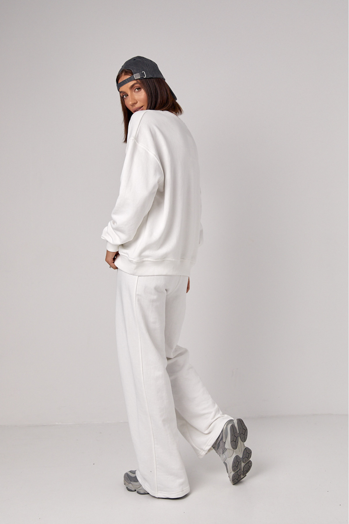 Спортивний костюм з прямими штанами та світшотом  молочний колір