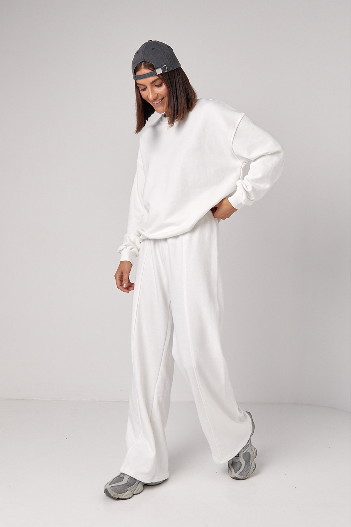 Спортивний костюм з прямими штанами та світшотом  молочний колір