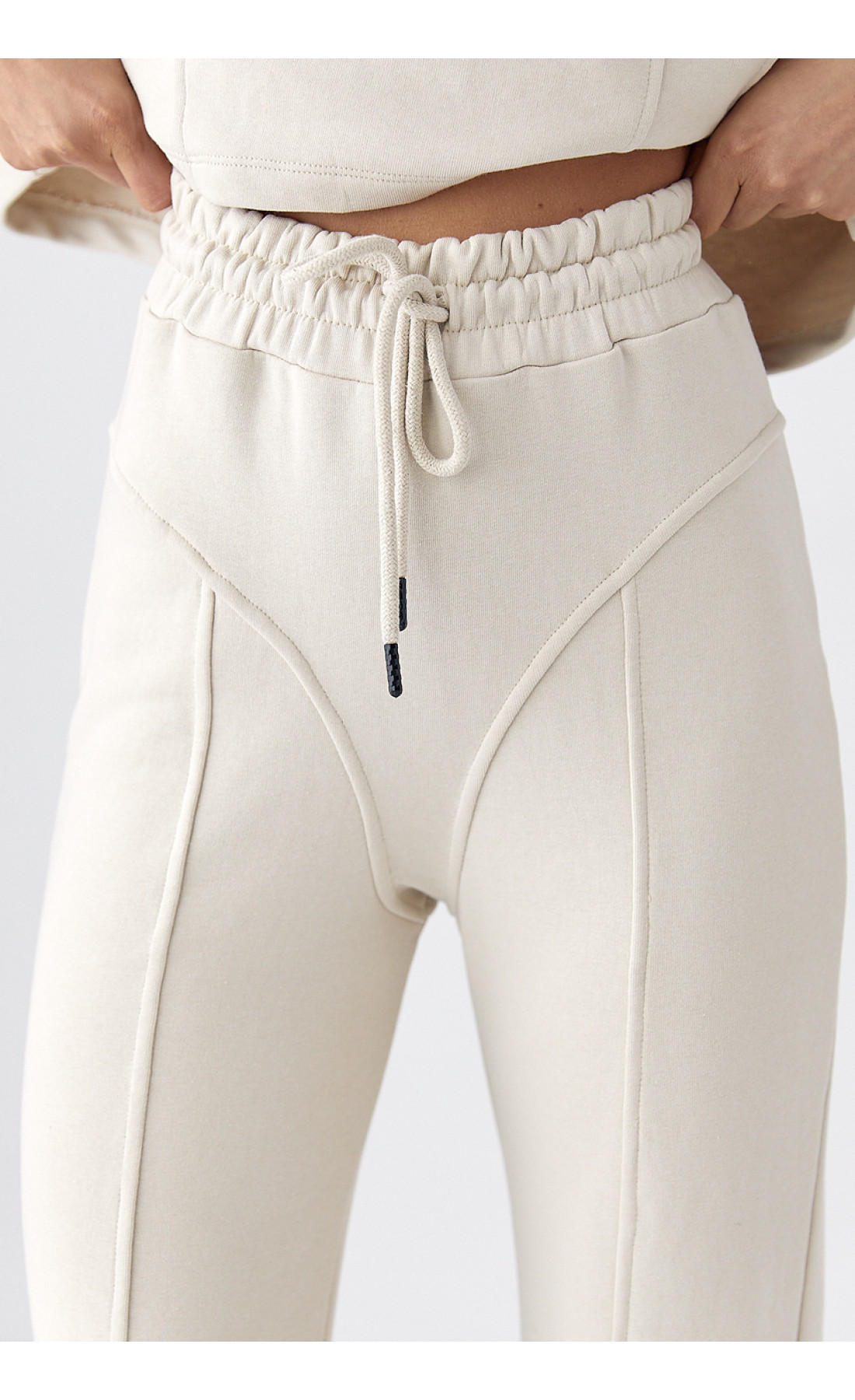 Спортивний костюм жіночий з акцентними швами  бежевий колір