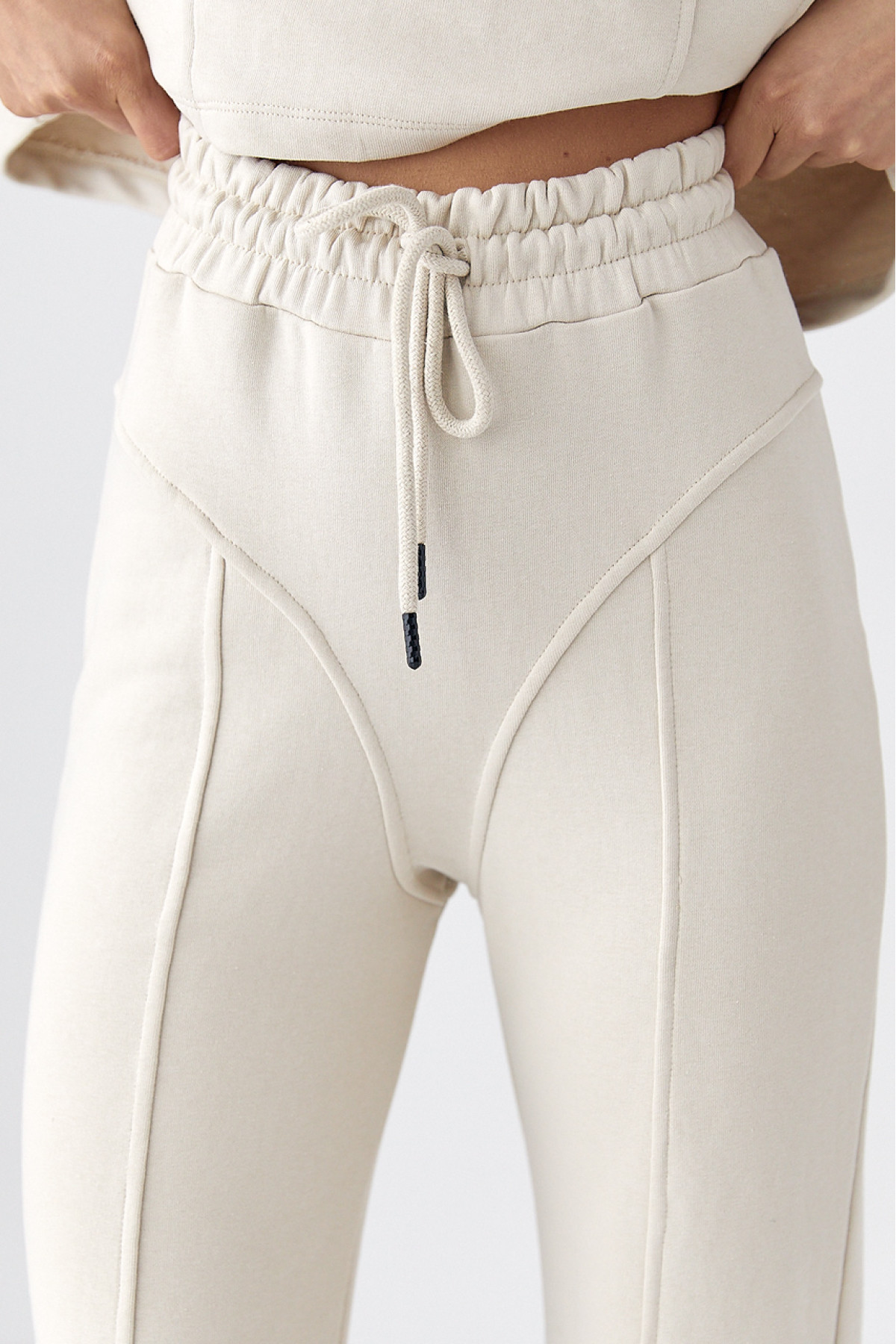 Спортивний костюм жіночий з акцентними швами  бежевий колір