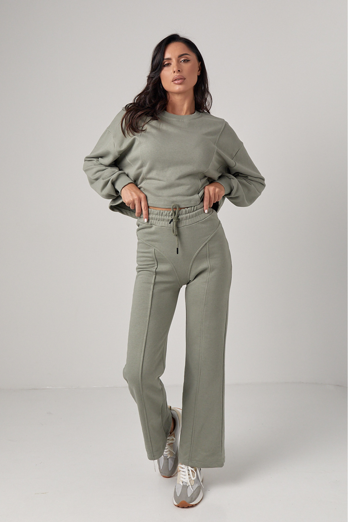 Спортивний костюм жіночий з акцентними швами  хакі колір
