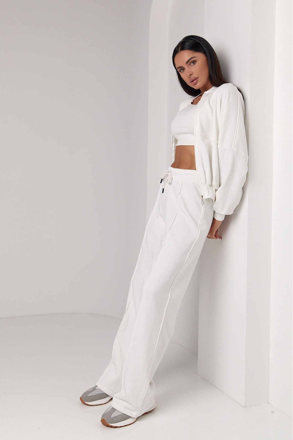 Спортивний костюм з прямими штанами та кофтою на блискавці  молочний колір