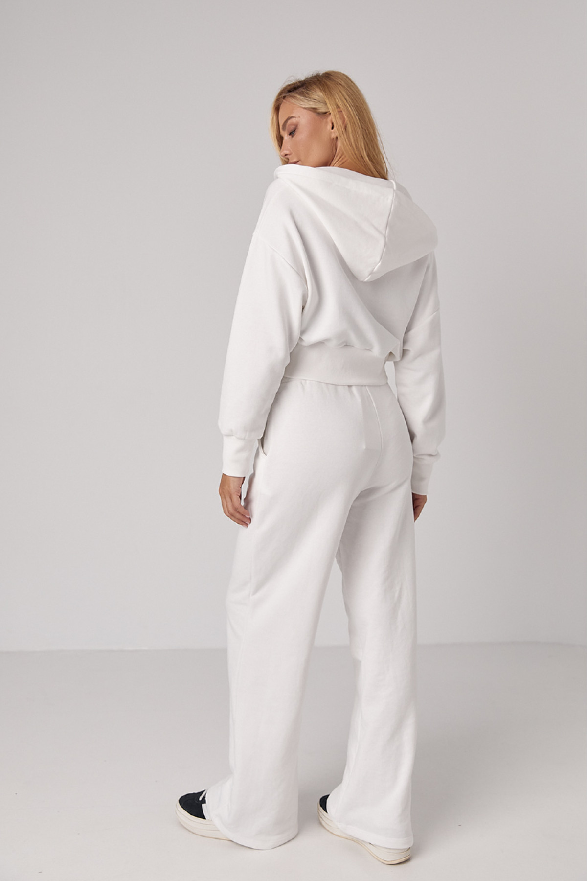 Спортивний костюм з коротким худі і штанами зі шнурівкою на поясі  молочний колір