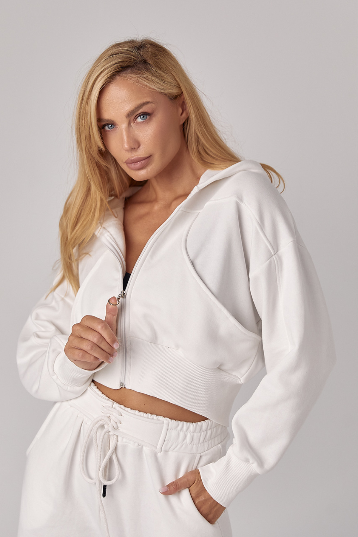 Спортивний костюм з коротким худі і штанами зі шнурівкою на поясі  молочний колір