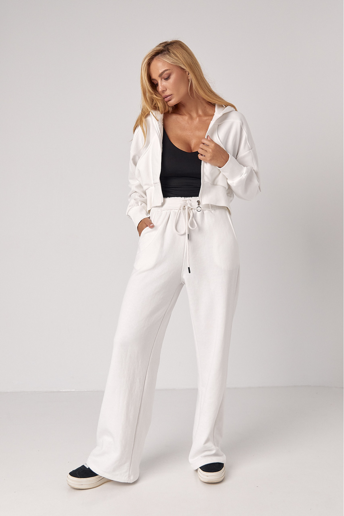 Спортивний костюм з коротким худі і штанами зі шнурівкою на поясі  молочний колір