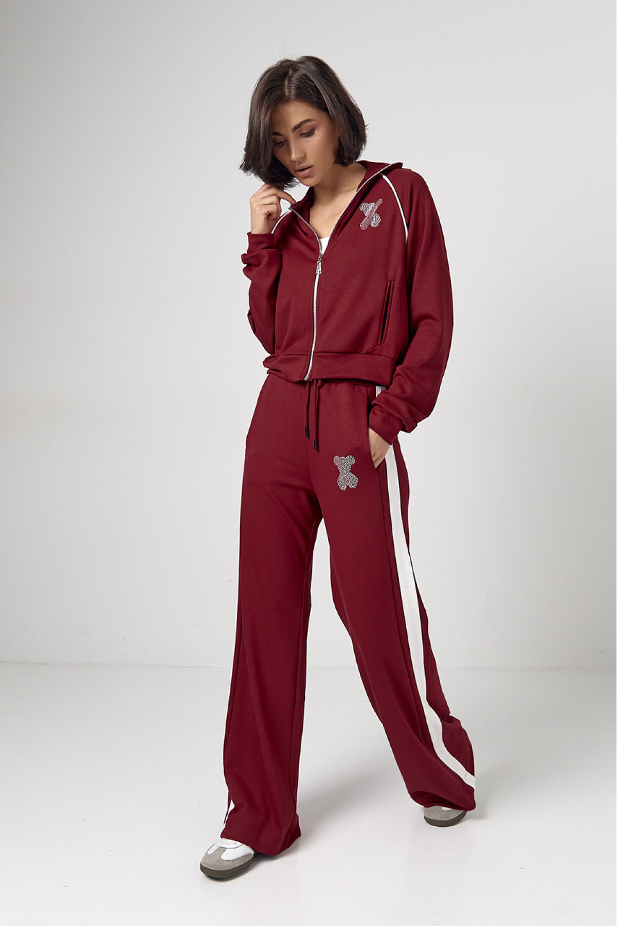 Спортивний костюм з ведмедиком із термостразів  бордо колір