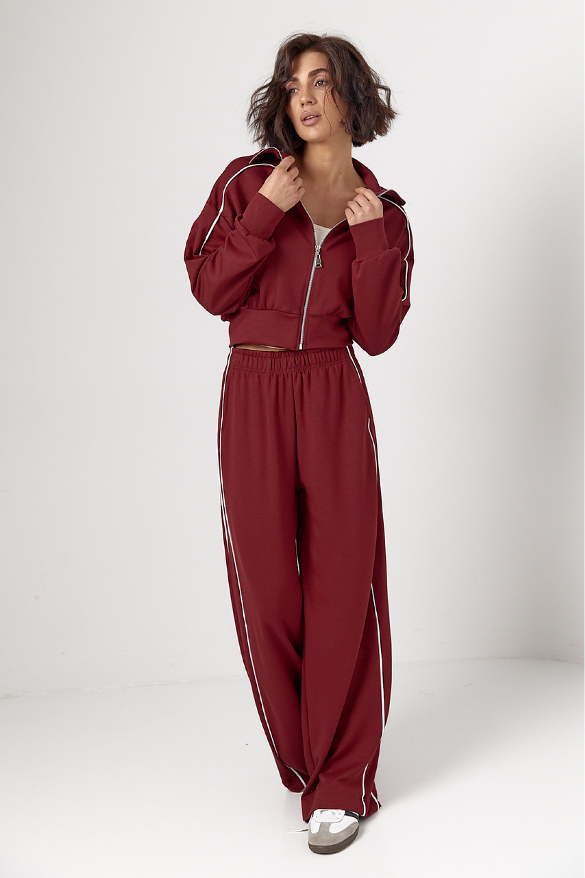 Спортивний костюм із коротким худі на блискавці та прямими штанами  бордо колір