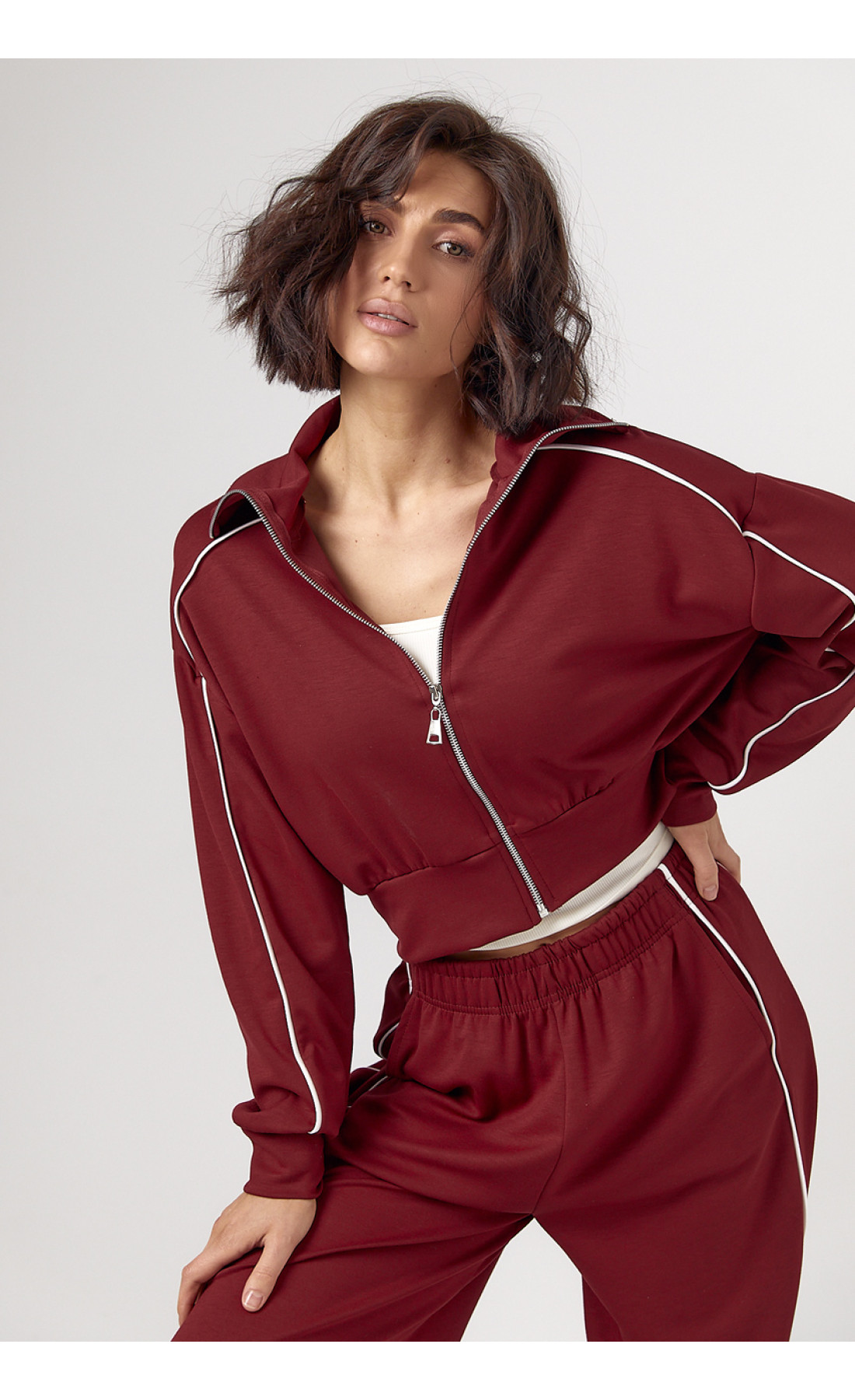 Спортивний костюм із коротким худі на блискавці та прямими штанами  бордо колір