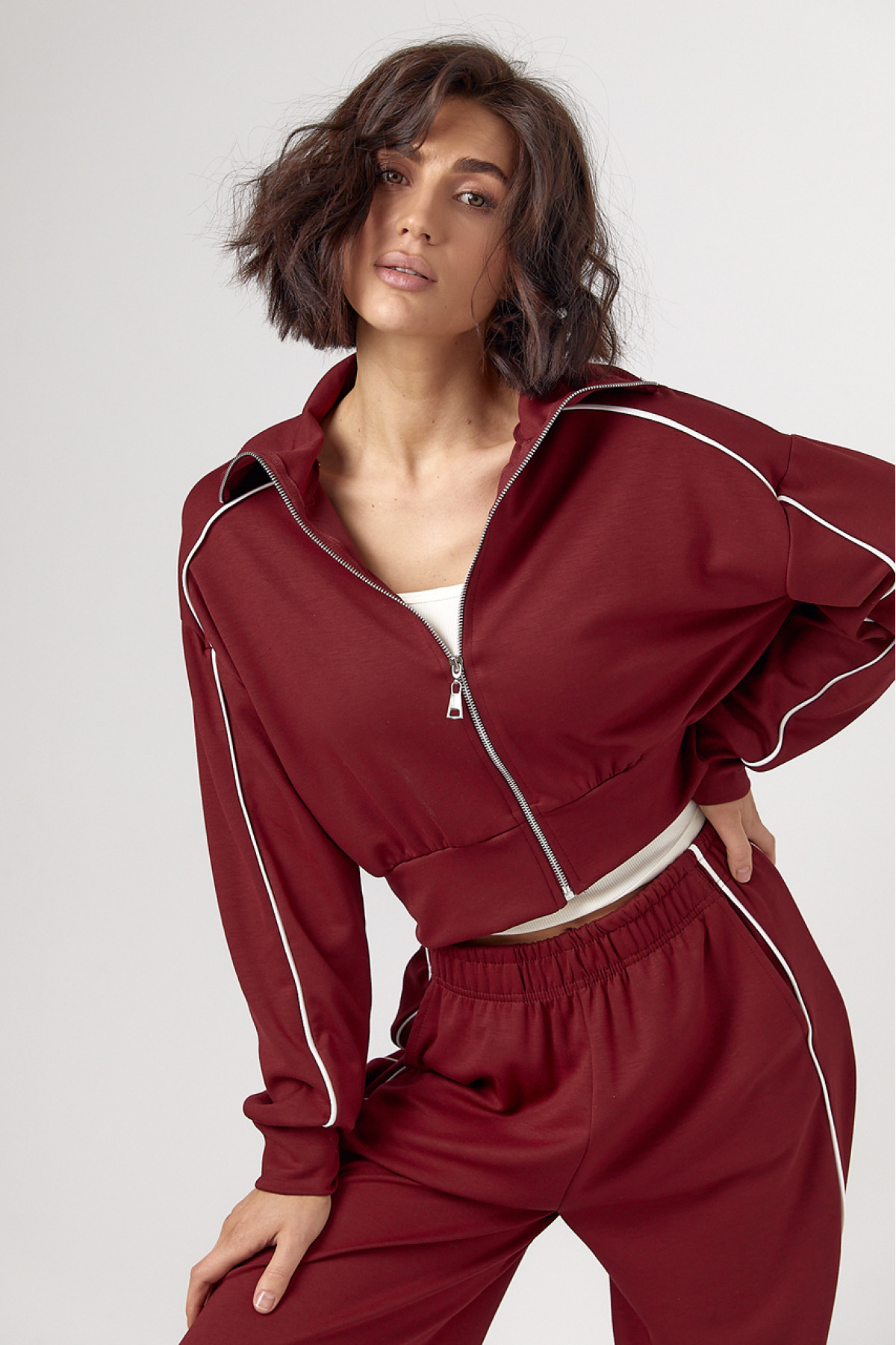 Спортивний костюм із коротким худі на блискавці та прямими штанами  бордо колір