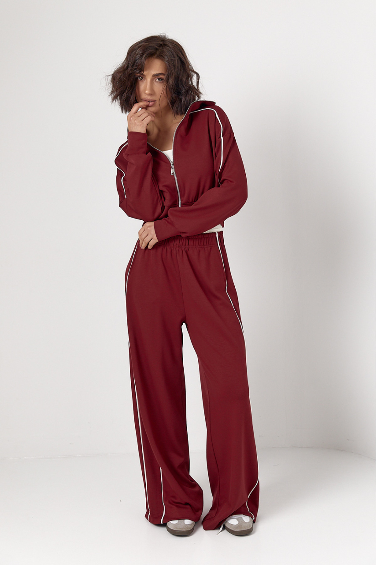 Спортивний костюм із коротким худі на блискавці та прямими штанами  бордо колір