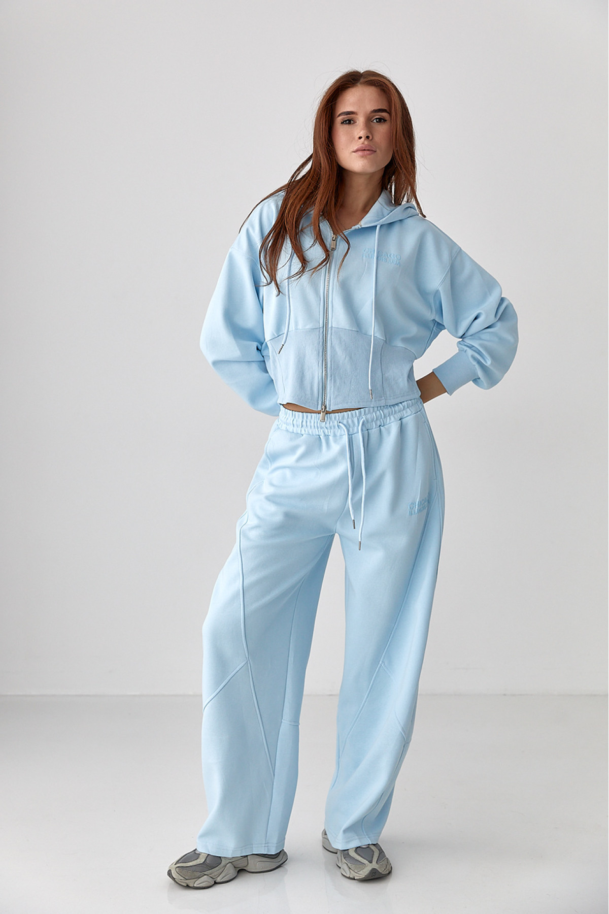 Спортивний костюм з прямими штанами та укороченим худі  блакитний колір