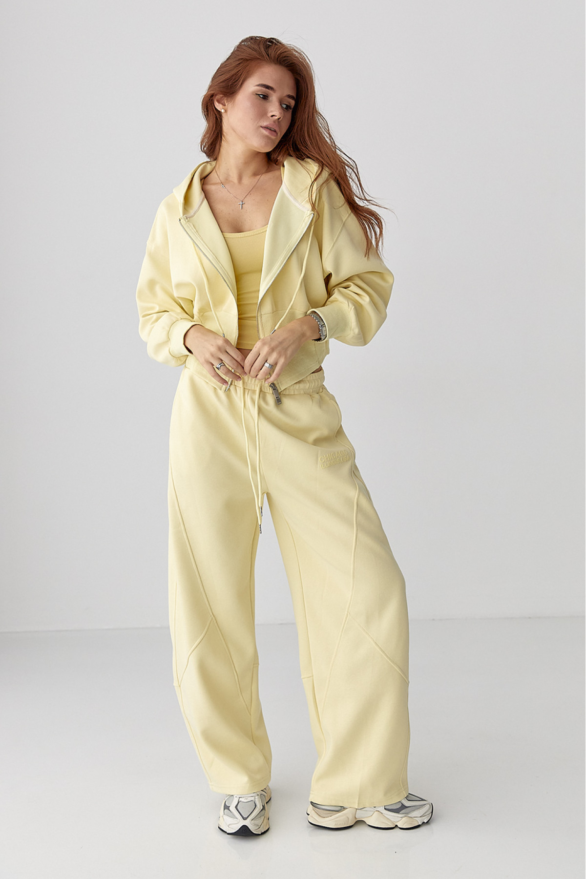 Спортивний костюм з прямими штанами та укороченим худі  лимонний колір