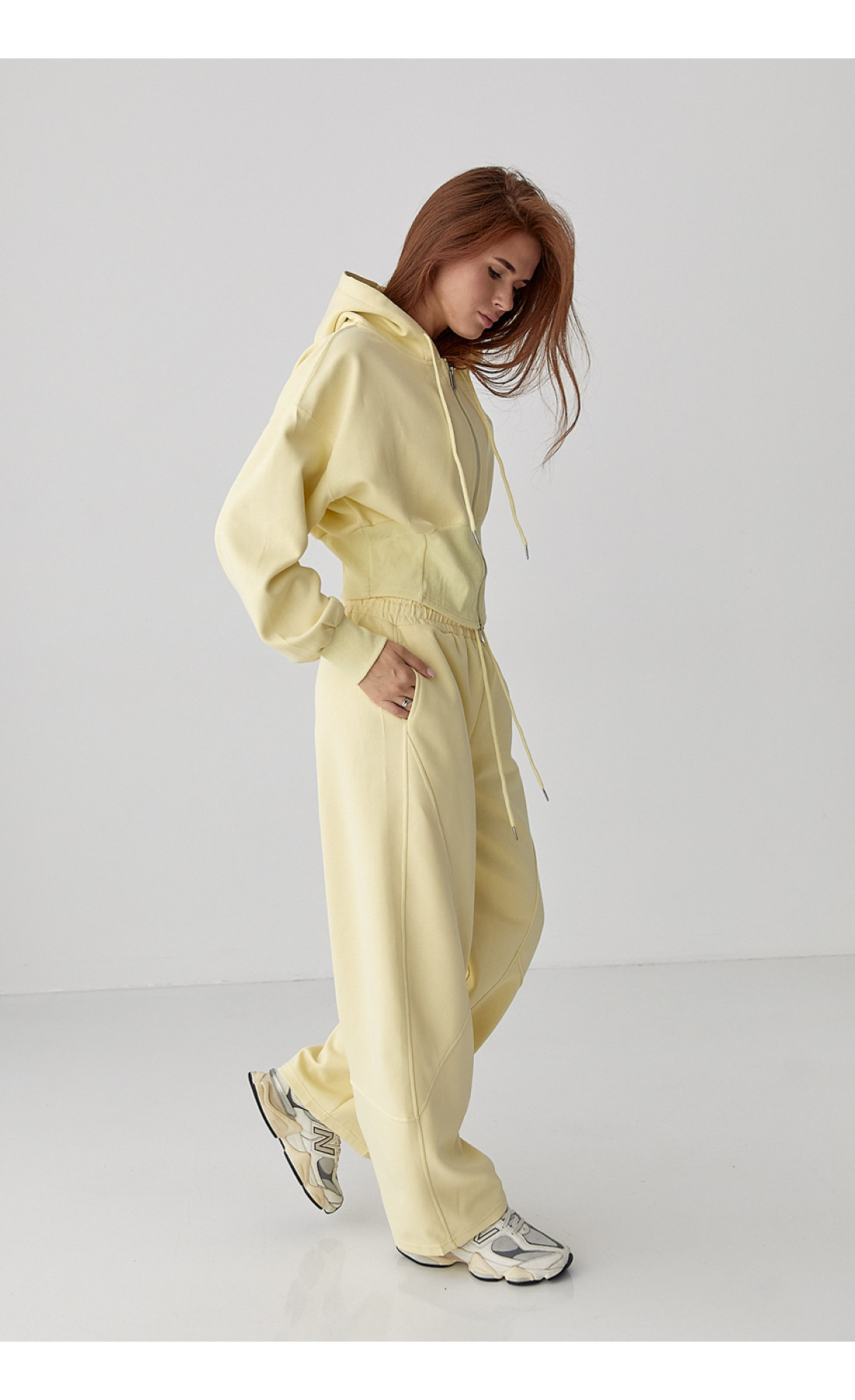 Спортивний костюм з прямими штанами та укороченим худі  лимонний колір