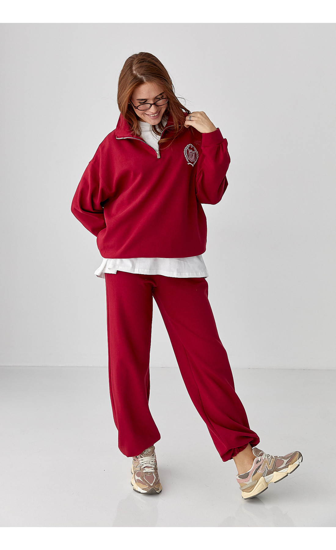 Вільний спортивний костюм зі світшотом на блискавці та прямими штанами  темночервоний колір