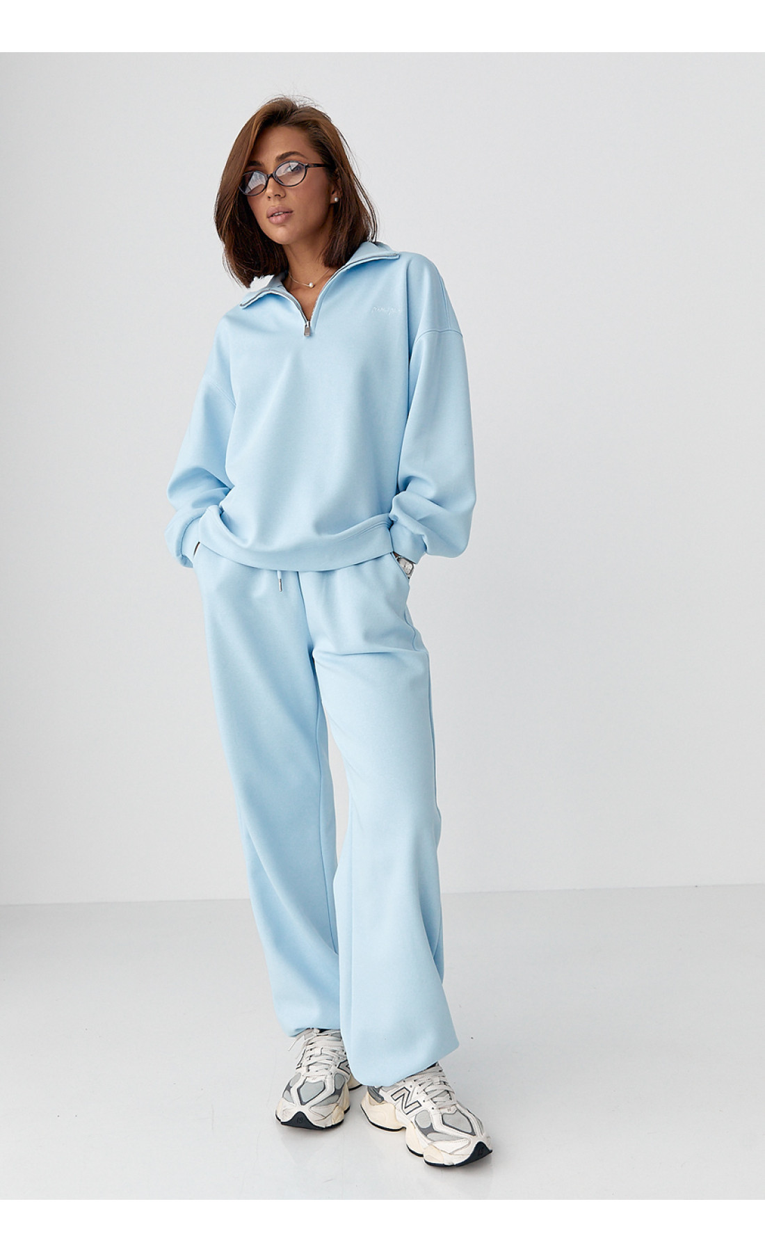 Однотонний спортивний костюм із написом  блакитний колір