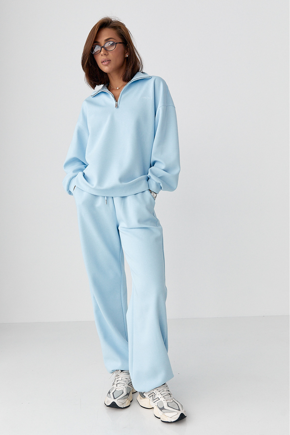 Однотонний спортивний костюм із написом  блакитний колір