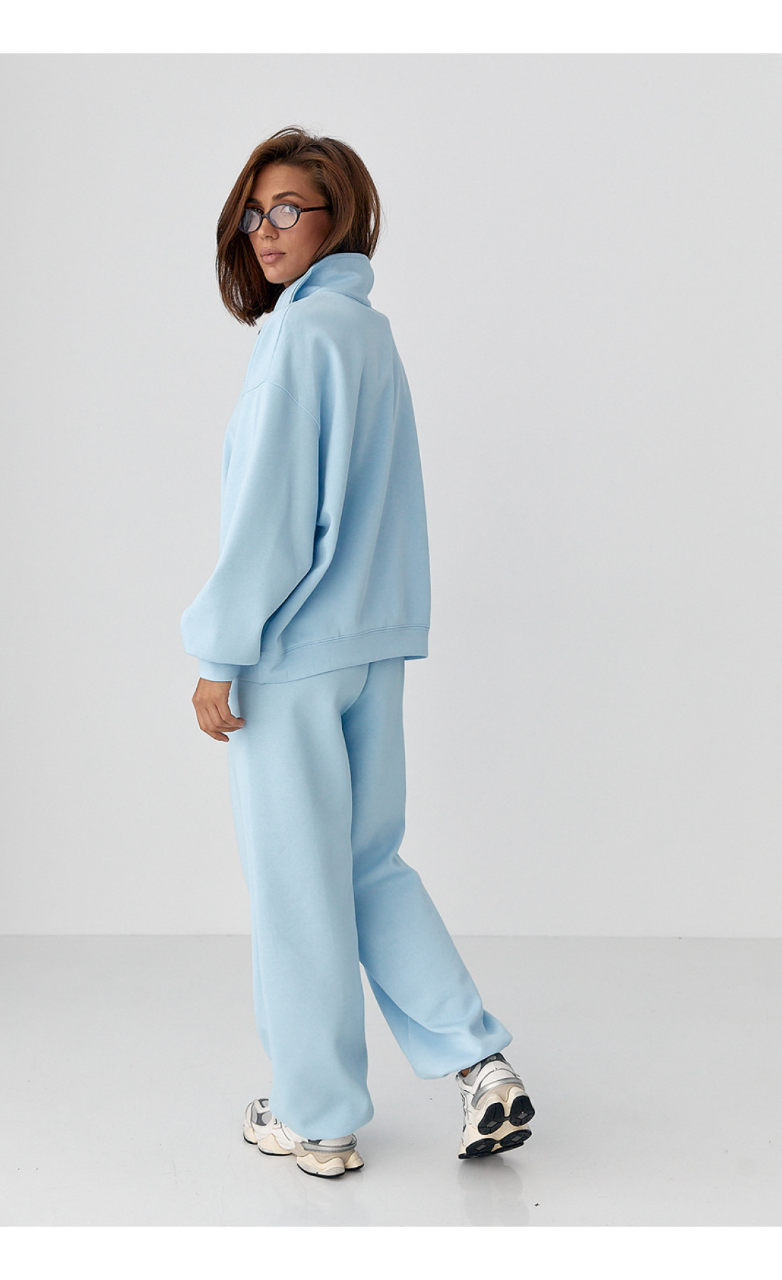 Однотонний спортивний костюм із написом  блакитний колір