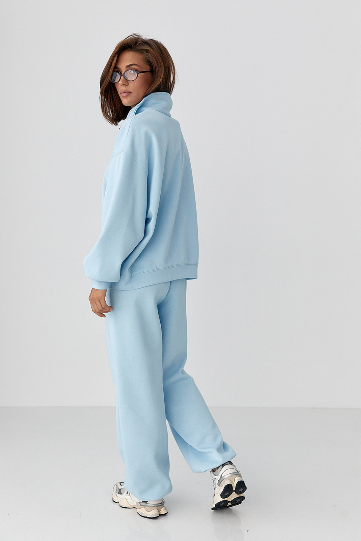 Однотонний спортивний костюм із написом  блакитний колір