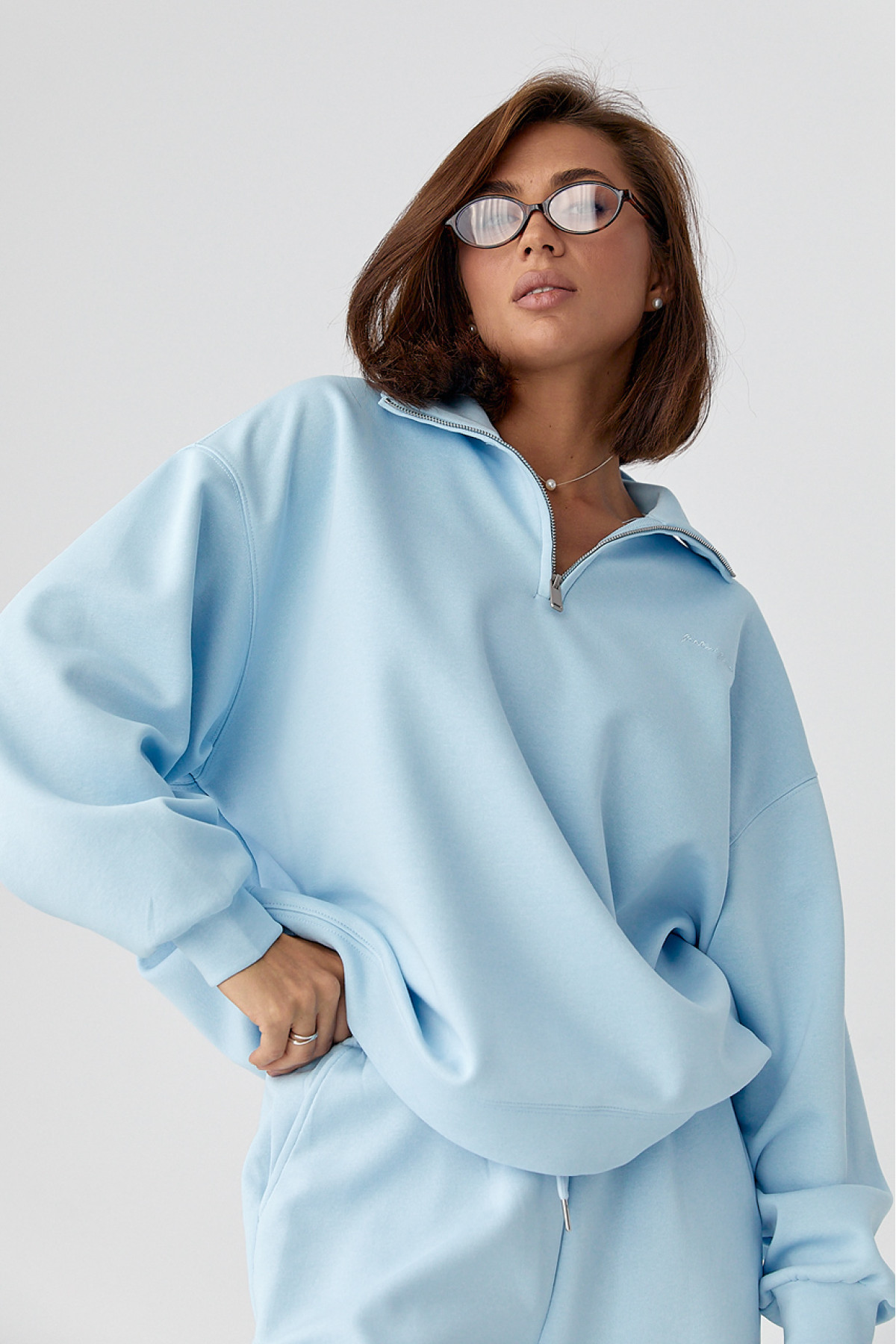 Однотонний спортивний костюм із написом  блакитний колір