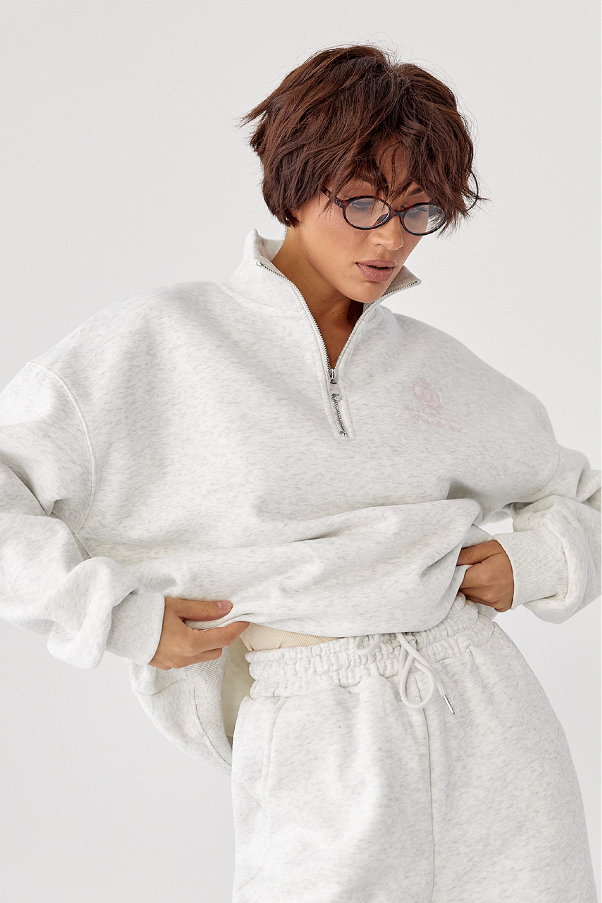 Утеплений спортивний костюм із джогерами та світшотом  світлосірий колір