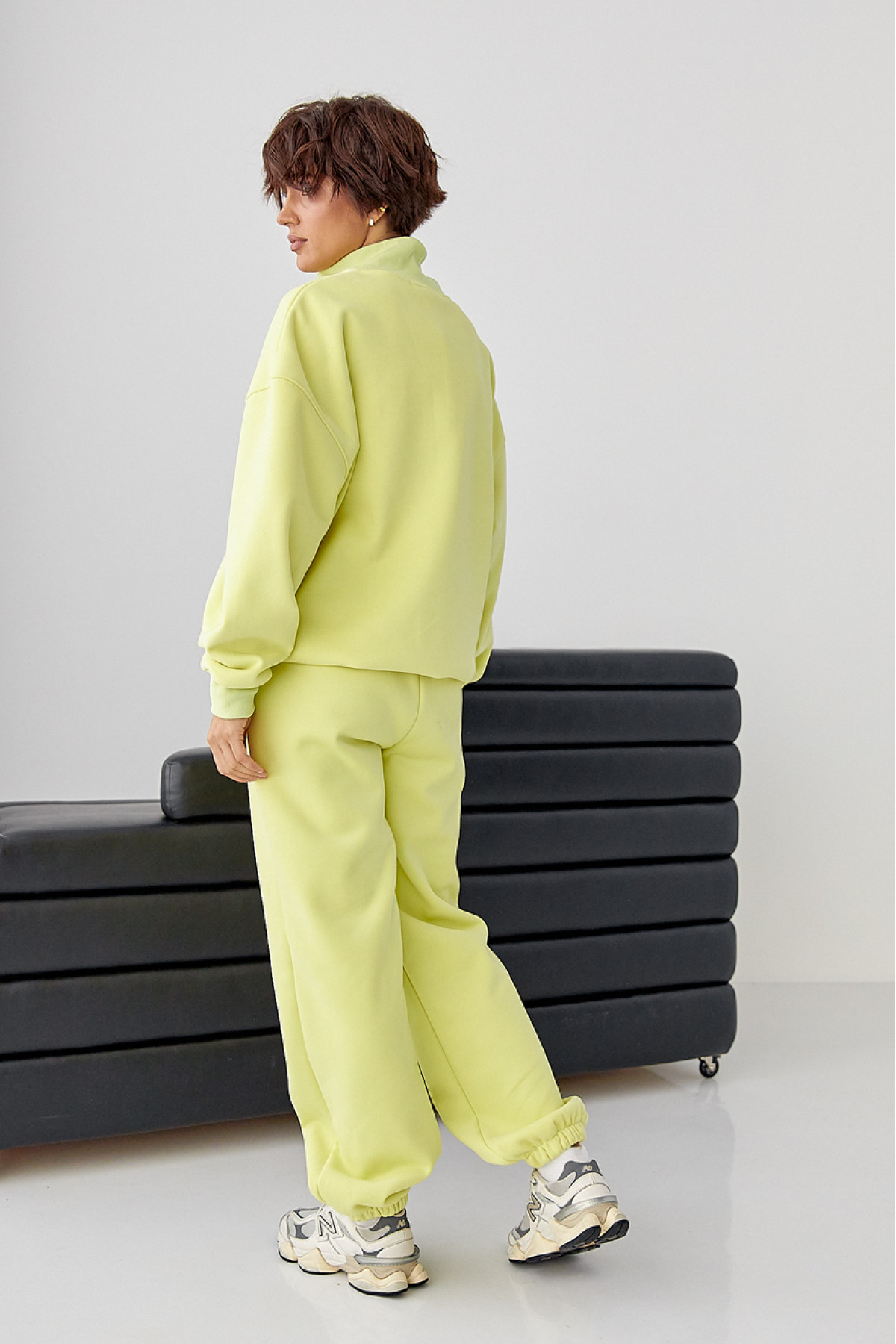 Утеплений спортивний костюм із джогерами та світшотом  салатовий колір