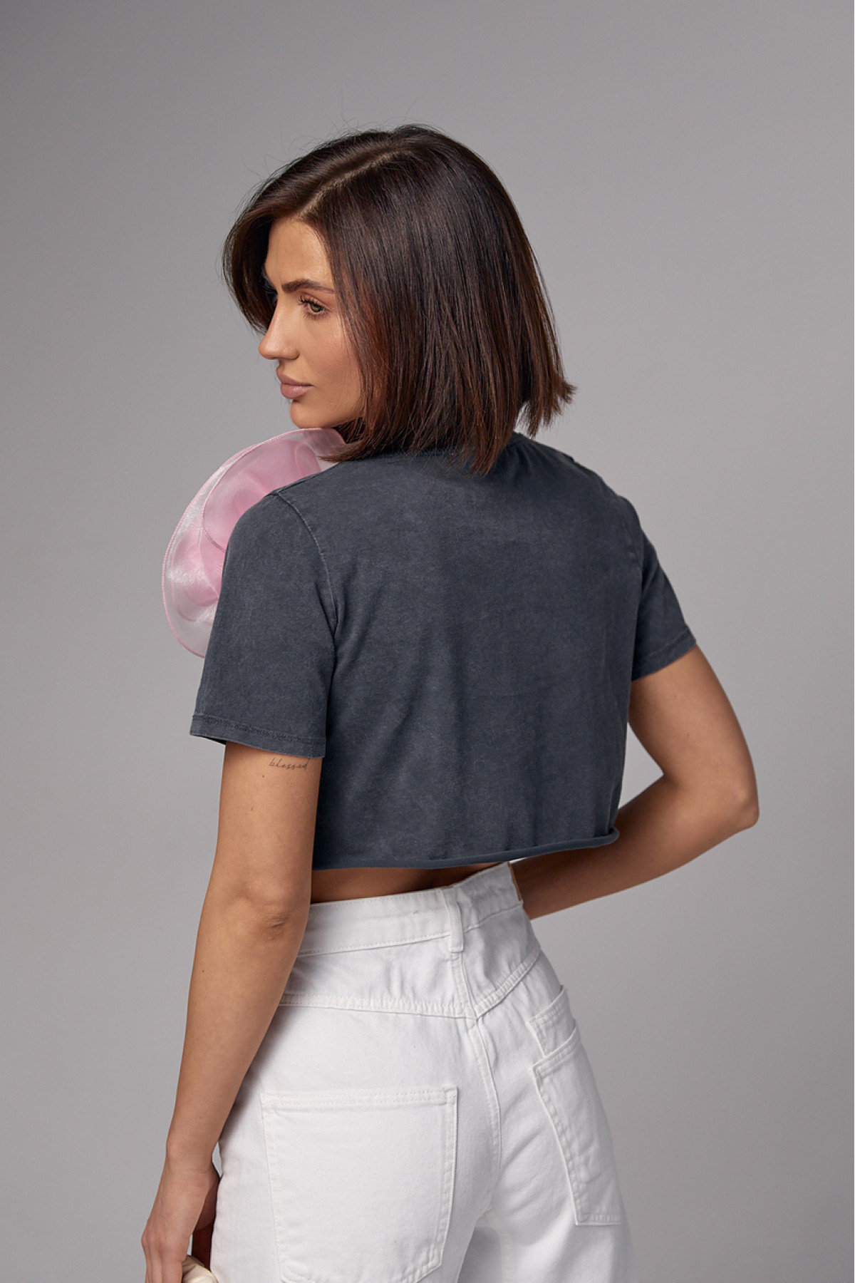 Вкорочена футболка прикрашена об'ємною квіткою  темносірий колір