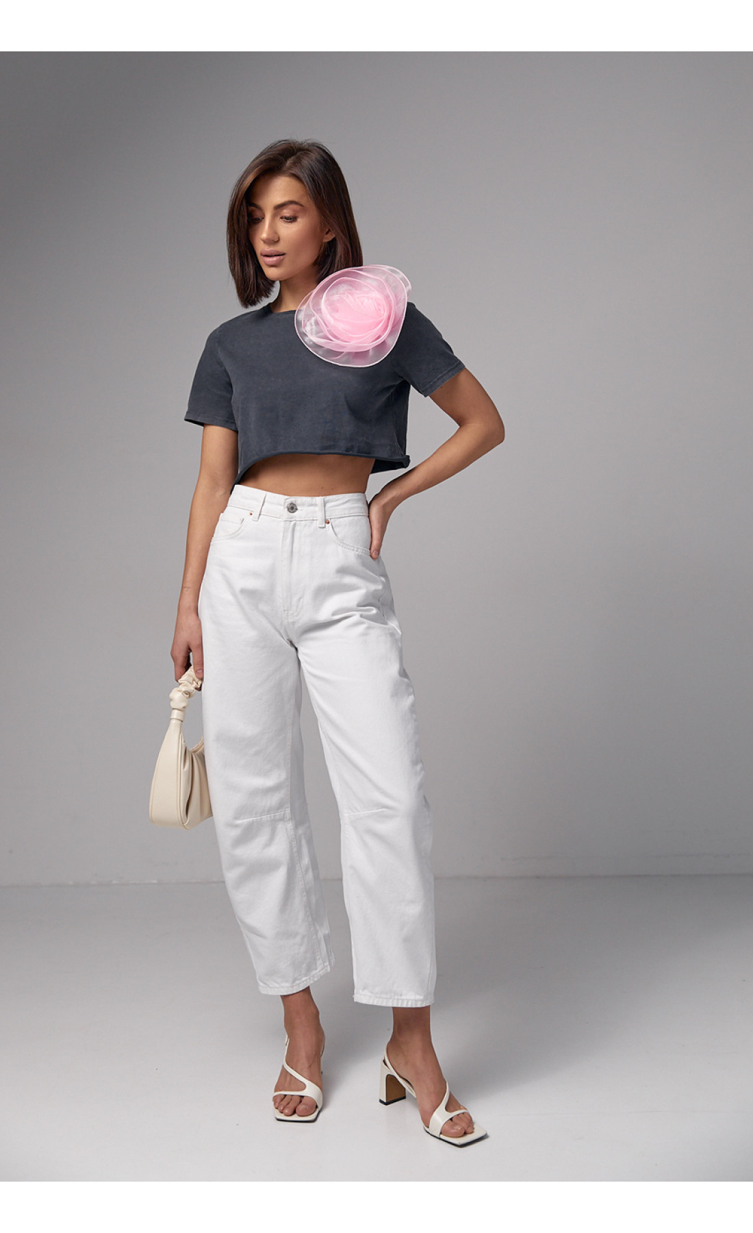 Вкорочена футболка прикрашена об'ємною квіткою  темносірий колір