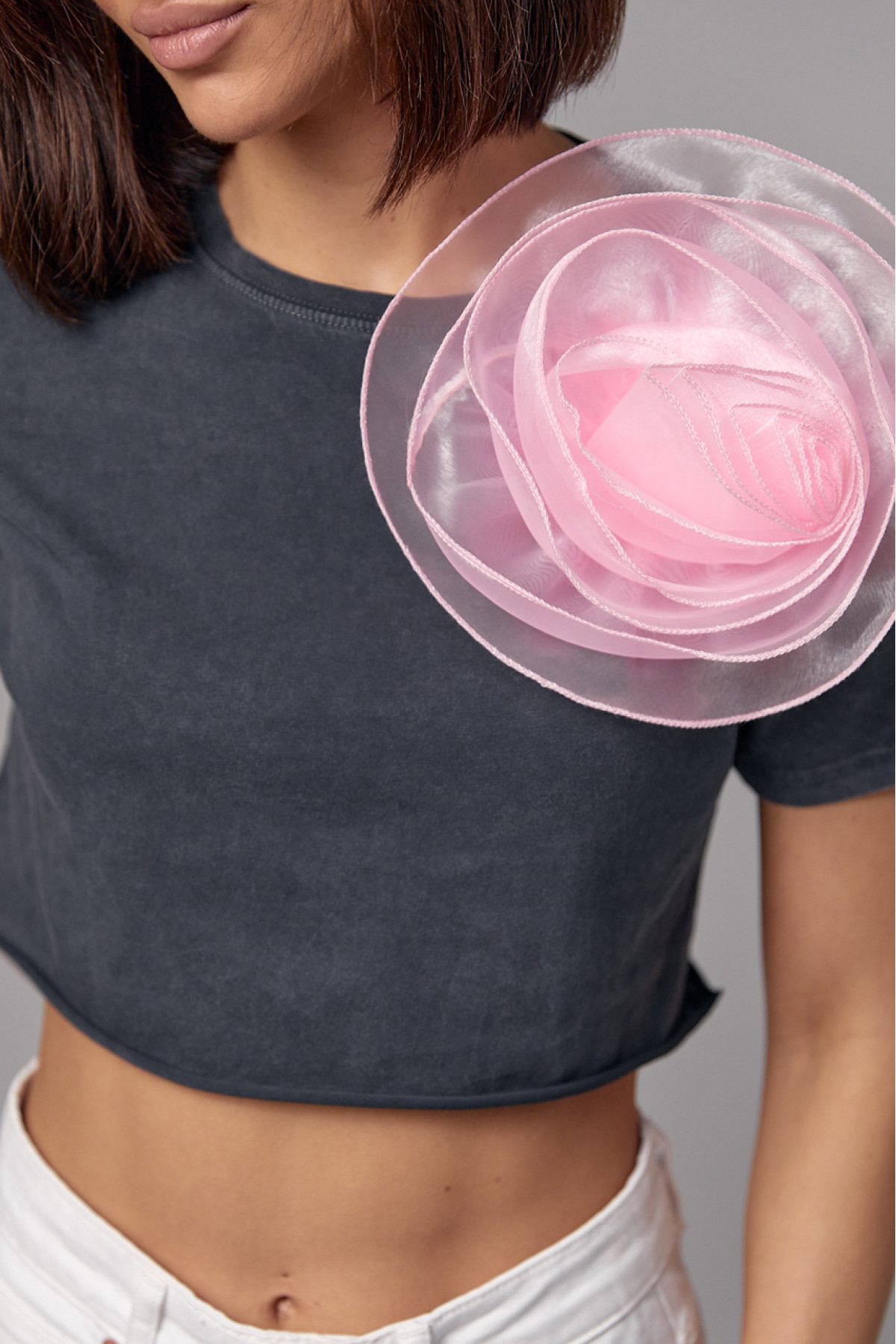 Вкорочена футболка прикрашена об'ємною квіткою  темносірий колір