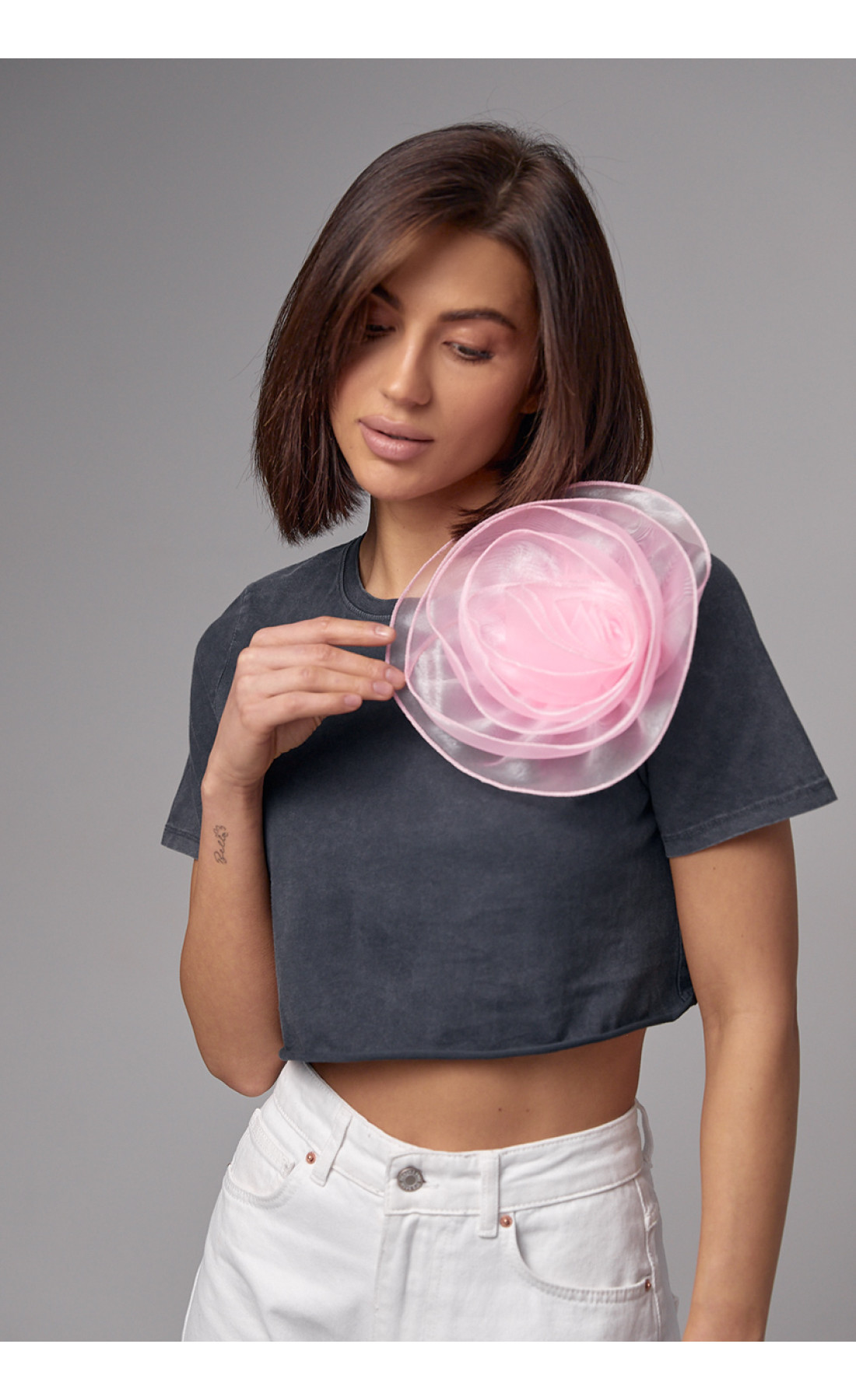 Вкорочена футболка прикрашена об'ємною квіткою  темносірий колір