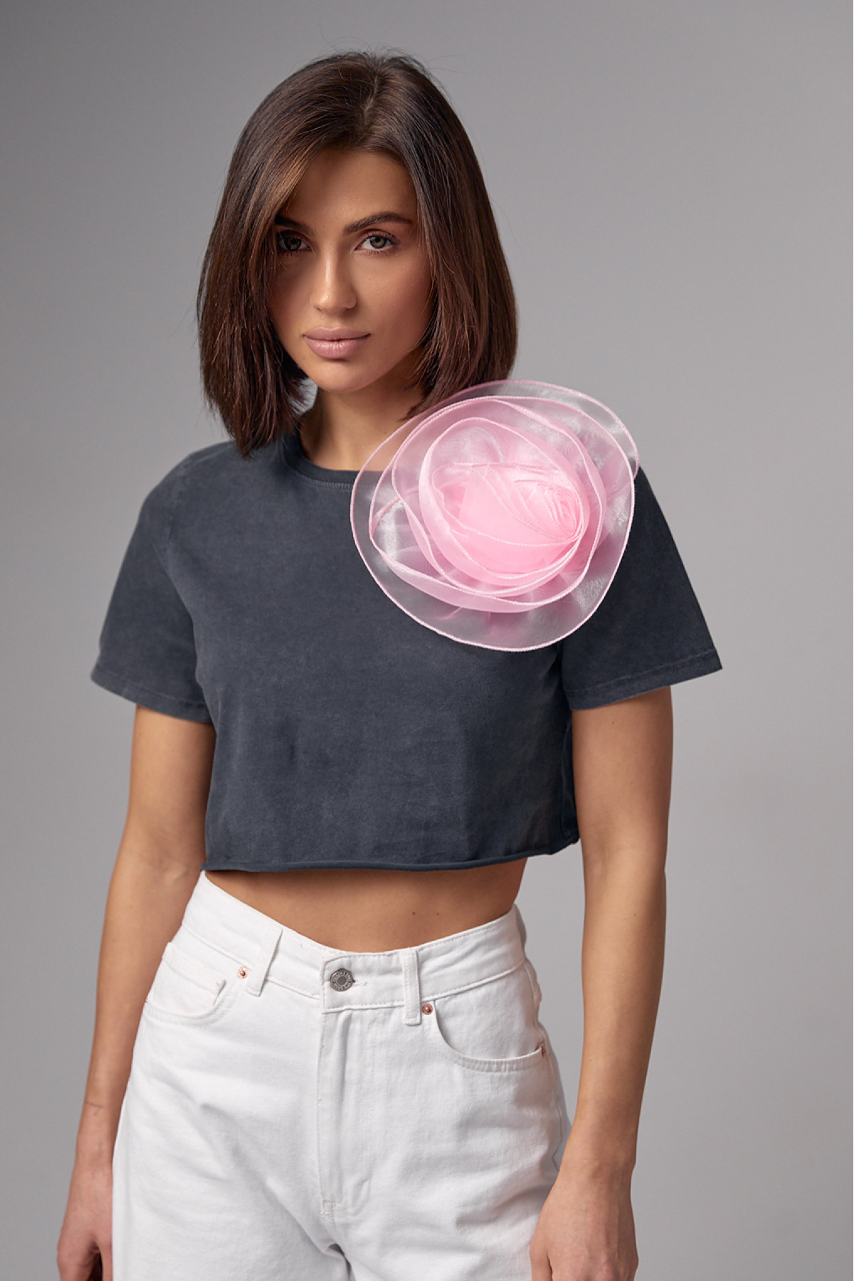 Вкорочена футболка прикрашена об'ємною квіткою  темносірий колір