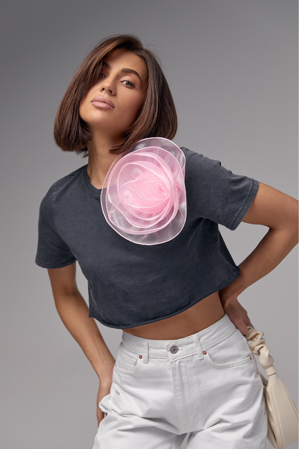 Вкорочена футболка прикрашена об'ємною квіткою  темносірий колір