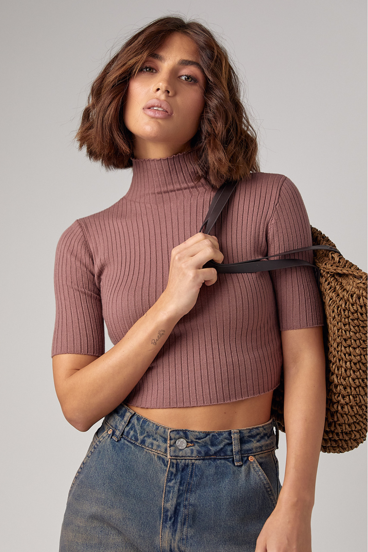 Жіноча вкорочена водолазка з коротким рукавом  кавовий колір