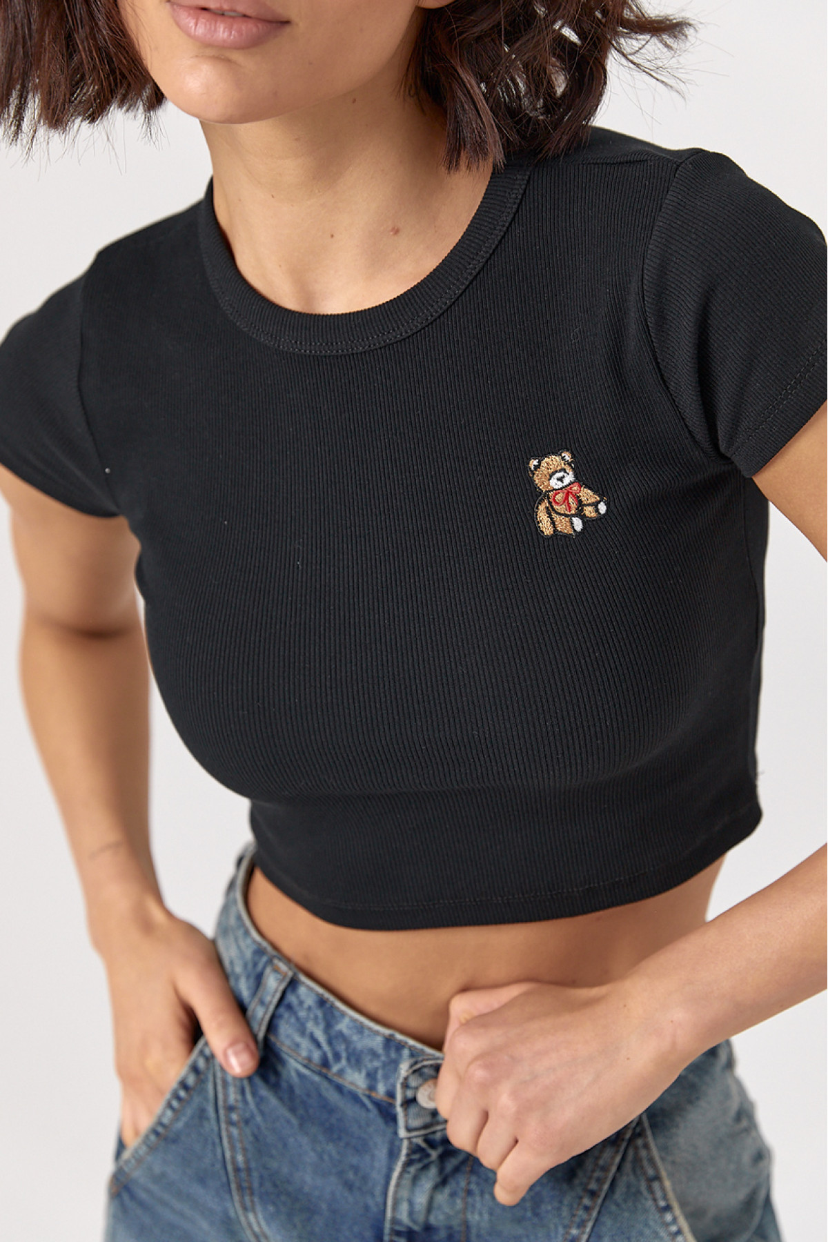 Жіноча коротка футболка в рубчик із ведмедиком  чорний колір