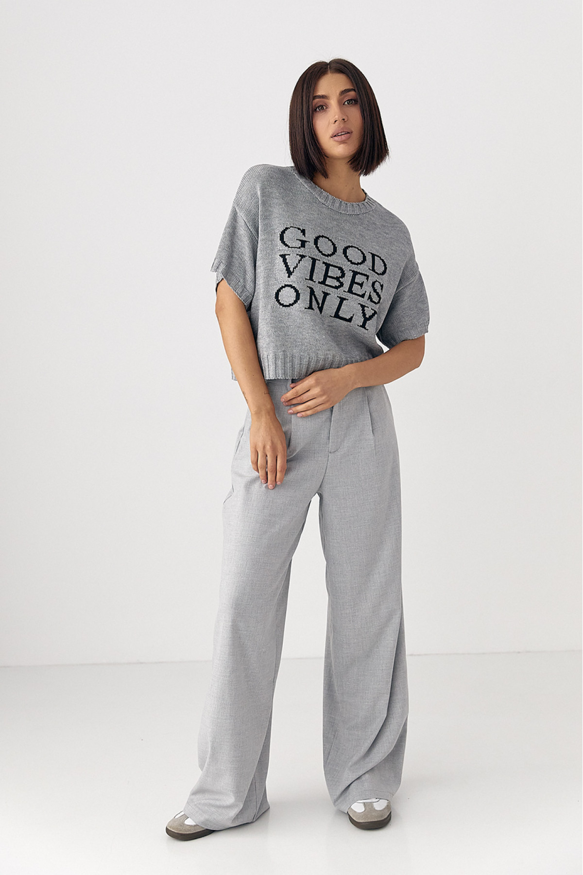 Жіноча в'язана футболка з написом  сірий колір