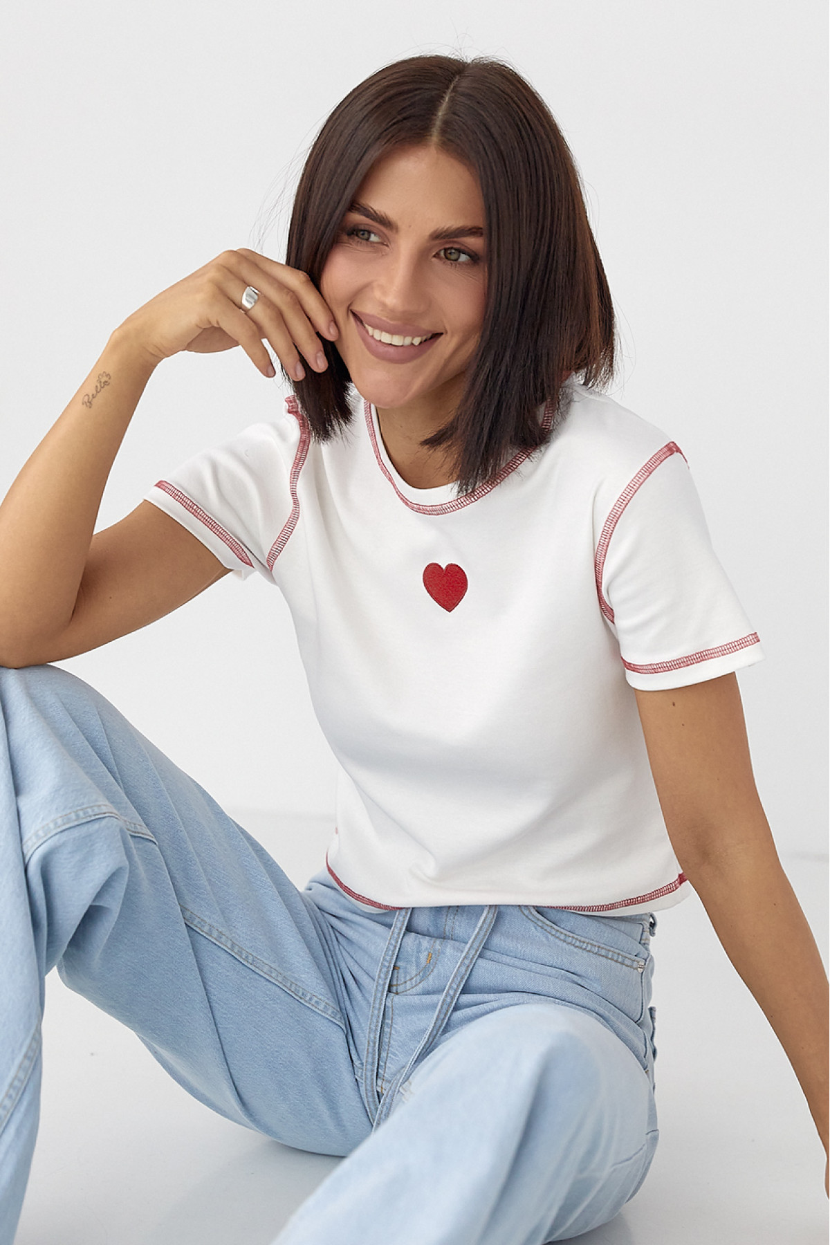 Футболка з контрастними швами та вишитим серцем  білий колір