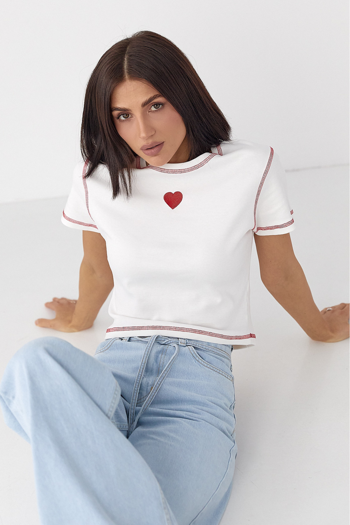 Футболка з контрастними швами та вишитим серцем  білий колір