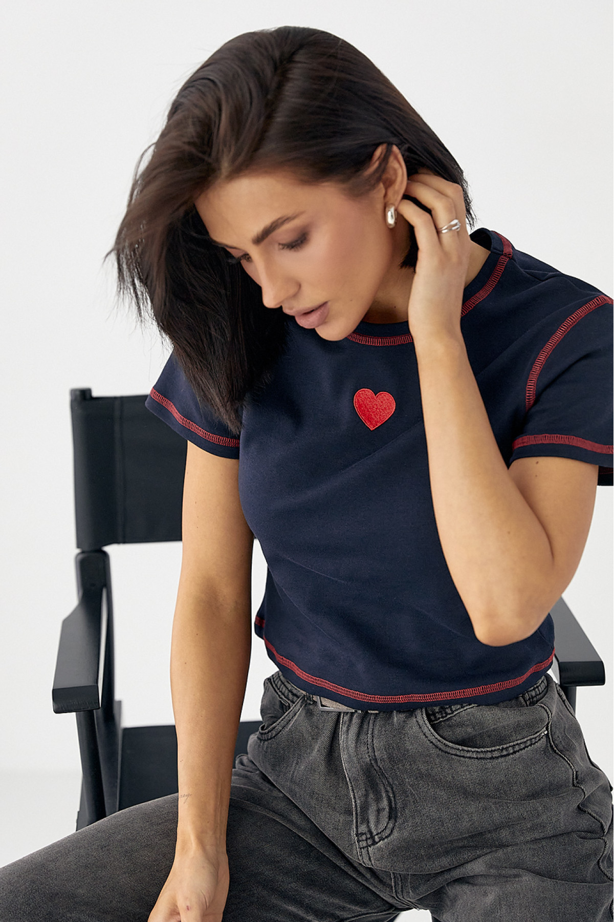 Футболка з контрастними швами та вишитим серцем  темносиній колір